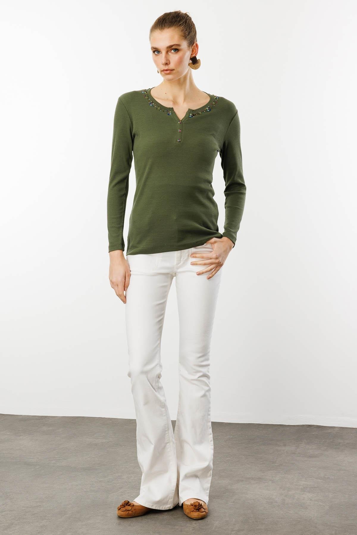 24755Kadın Açma Yaka Boncuk İşlemeli Penye Bluz Haki