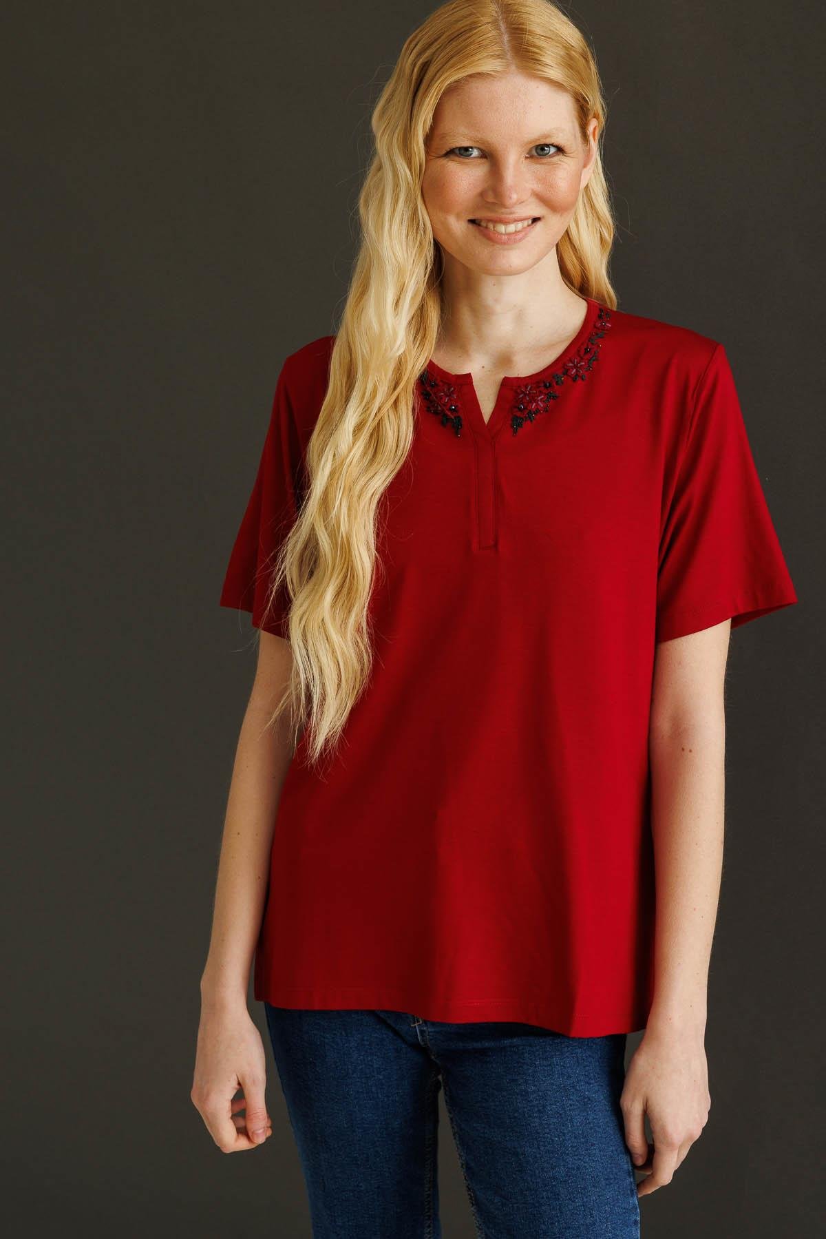 24751Kadın Açma Yaka Dantel Çiçek İşlemeli Penye T-Shirt Bordo