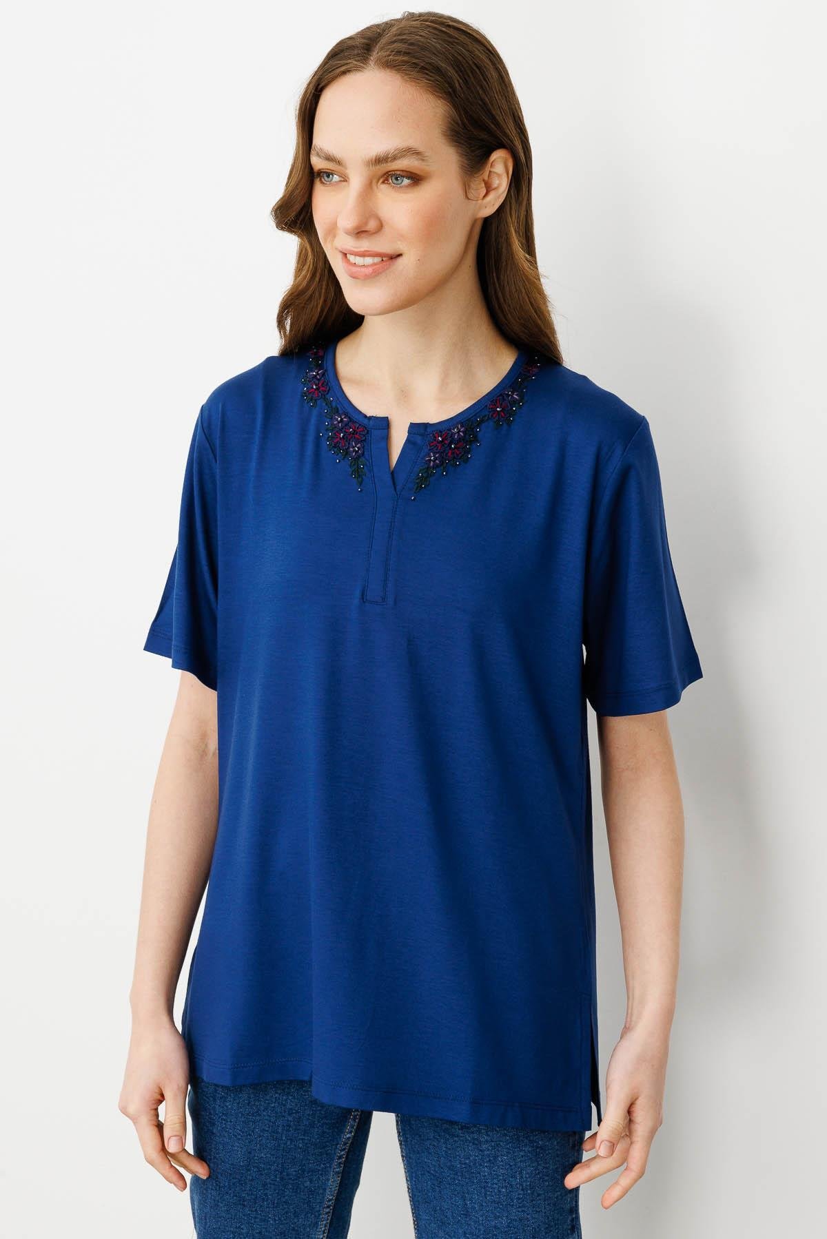 24751Kadın Açma Yaka Dantel Çiçek İşlemeli Penye T-Shirt İndigo