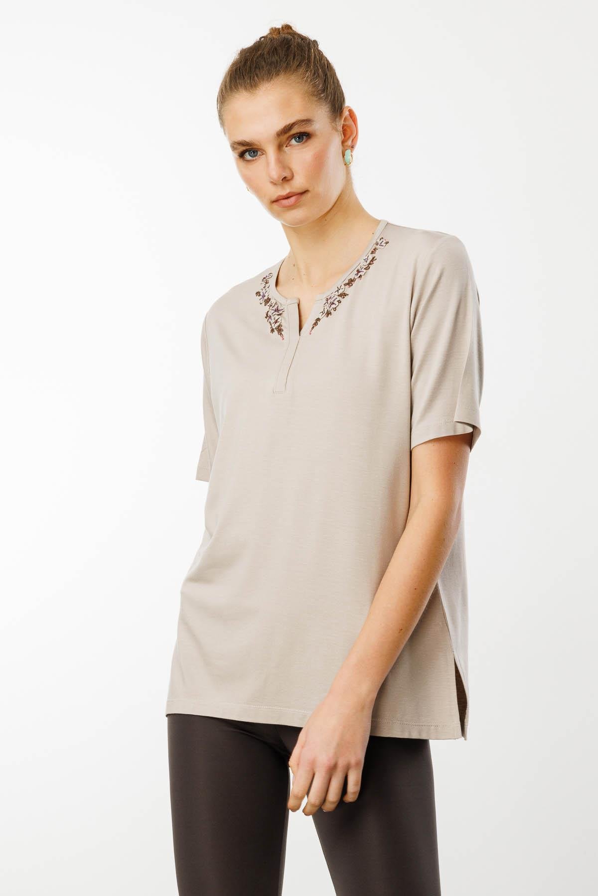 24751Kadın Açma Yaka Dantel Çiçek İşlemeli Penye T-Shirt Bej