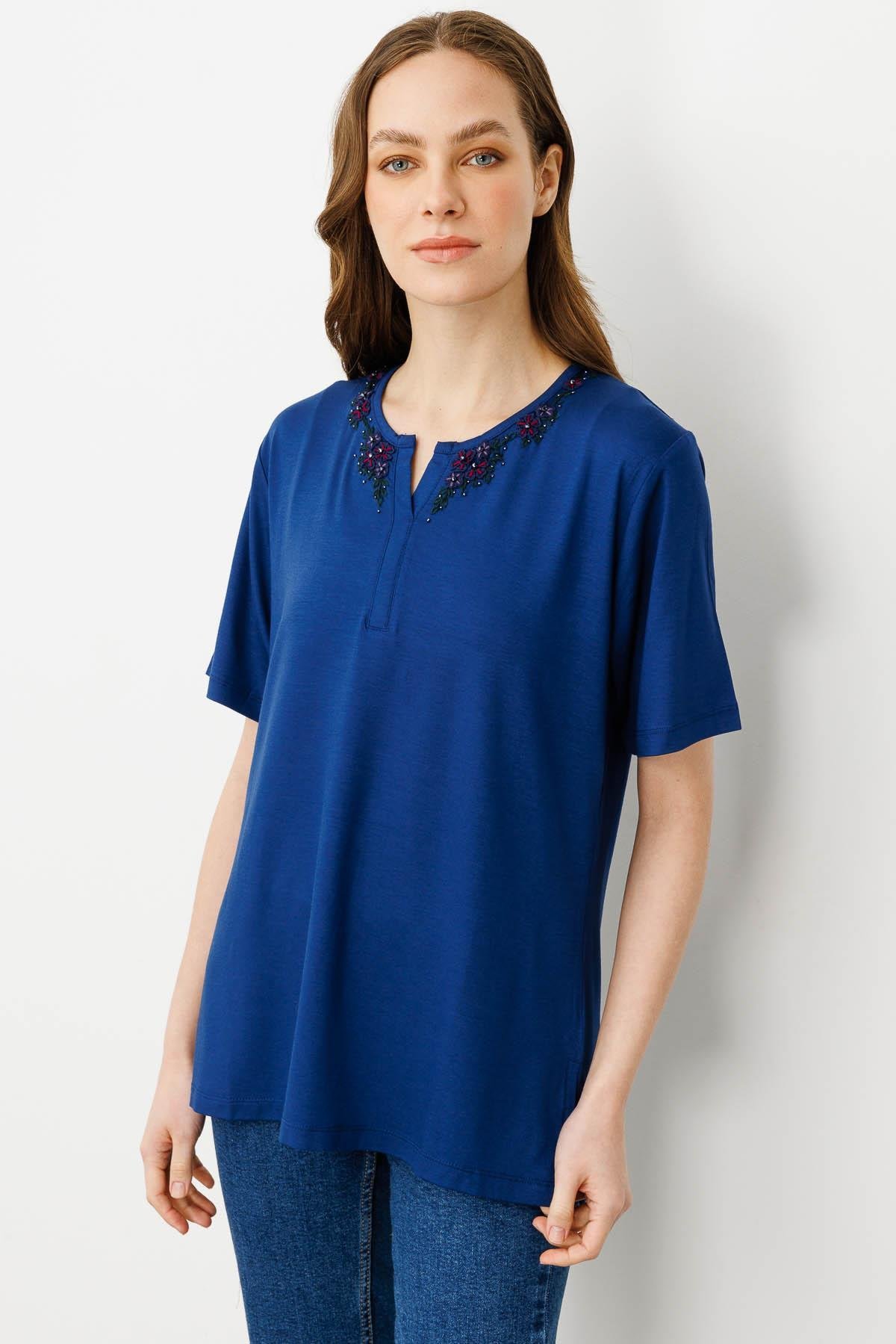 24751Kadın Açma Yaka Dantel Çiçek İşlemeli Penye T-Shirt İndigo