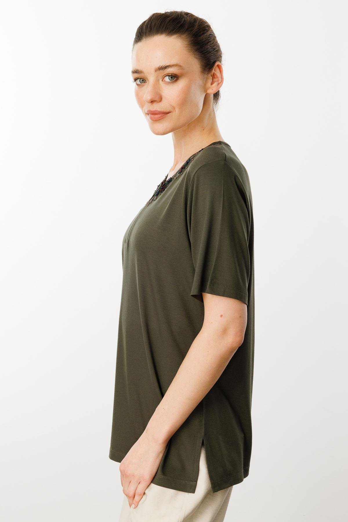 24751Kadın Açma Yaka Dantel Çiçek İşlemeli Penye T-Shirt Haki