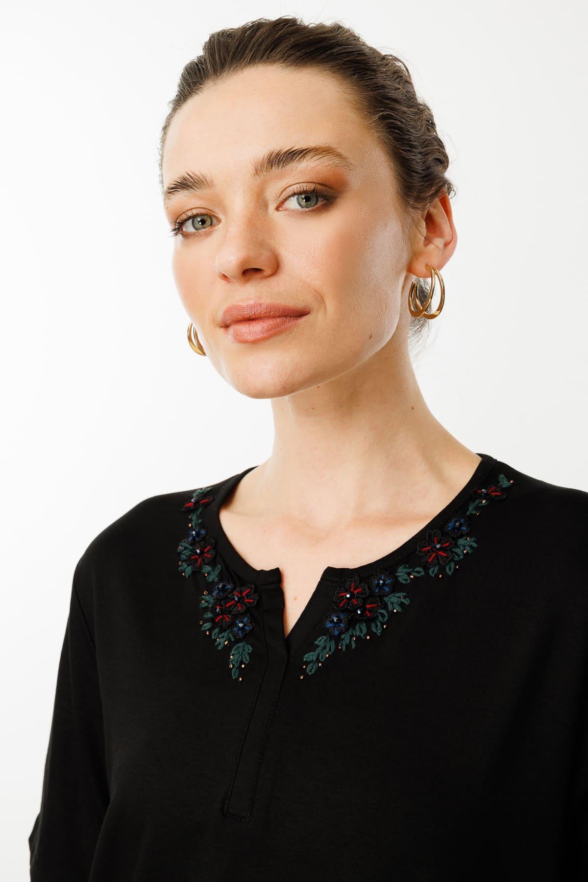 24751Kadın Açma Yaka Dantel Çiçek İşlemeli Penye T-Shirt Siyah