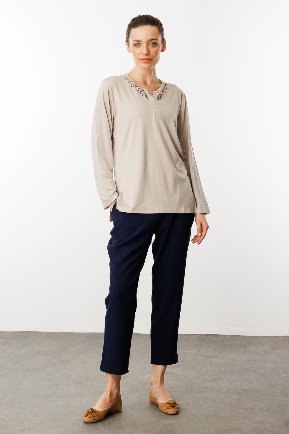 24753Kadın Açma Yaka Dantel Çiçek İşlemeli Penye Bluz Bej