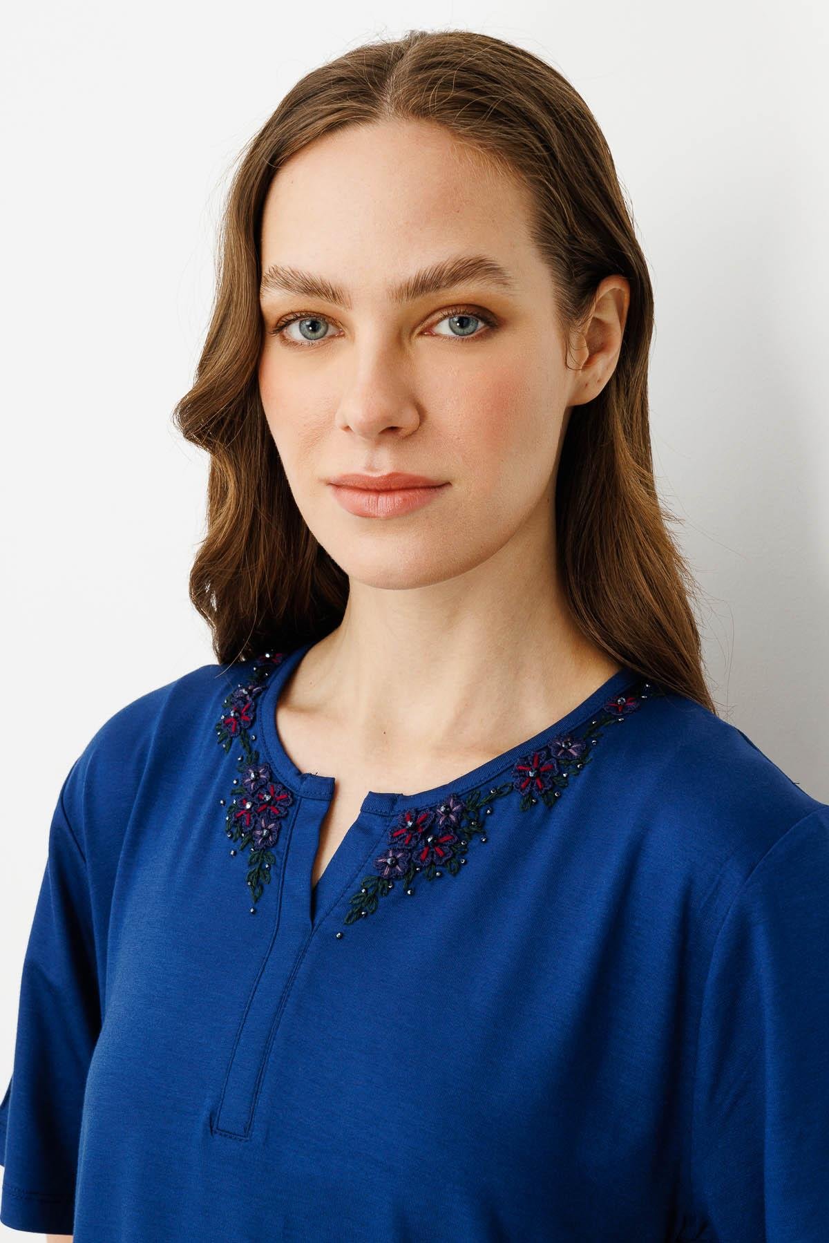 24751Kadın Açma Yaka Dantel Çiçek İşlemeli Penye T-Shirt İndigo