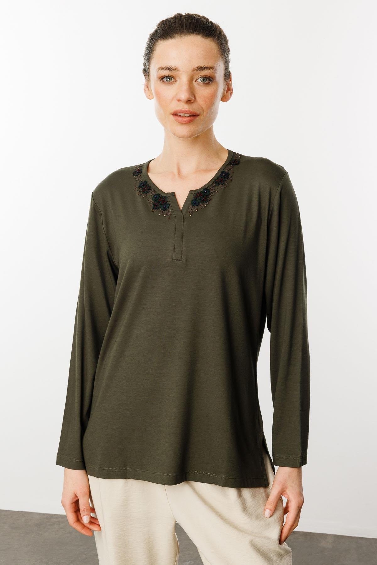 24753Kadın Açma Yaka Dantel Çiçek İşlemeli Penye Bluz Haki