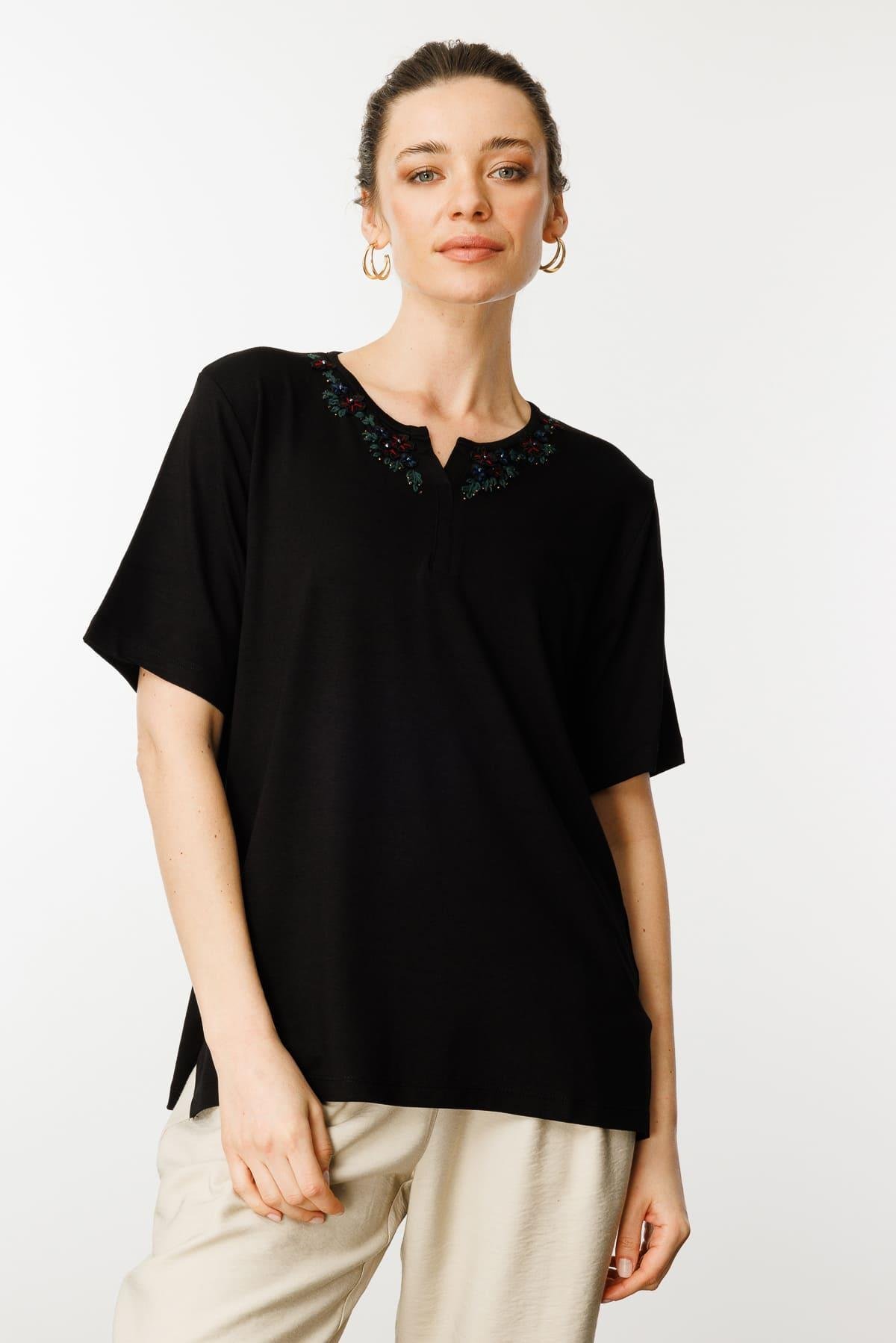 24751Kadın Açma Yaka Dantel Çiçek İşlemeli Penye T-Shirt Siyah