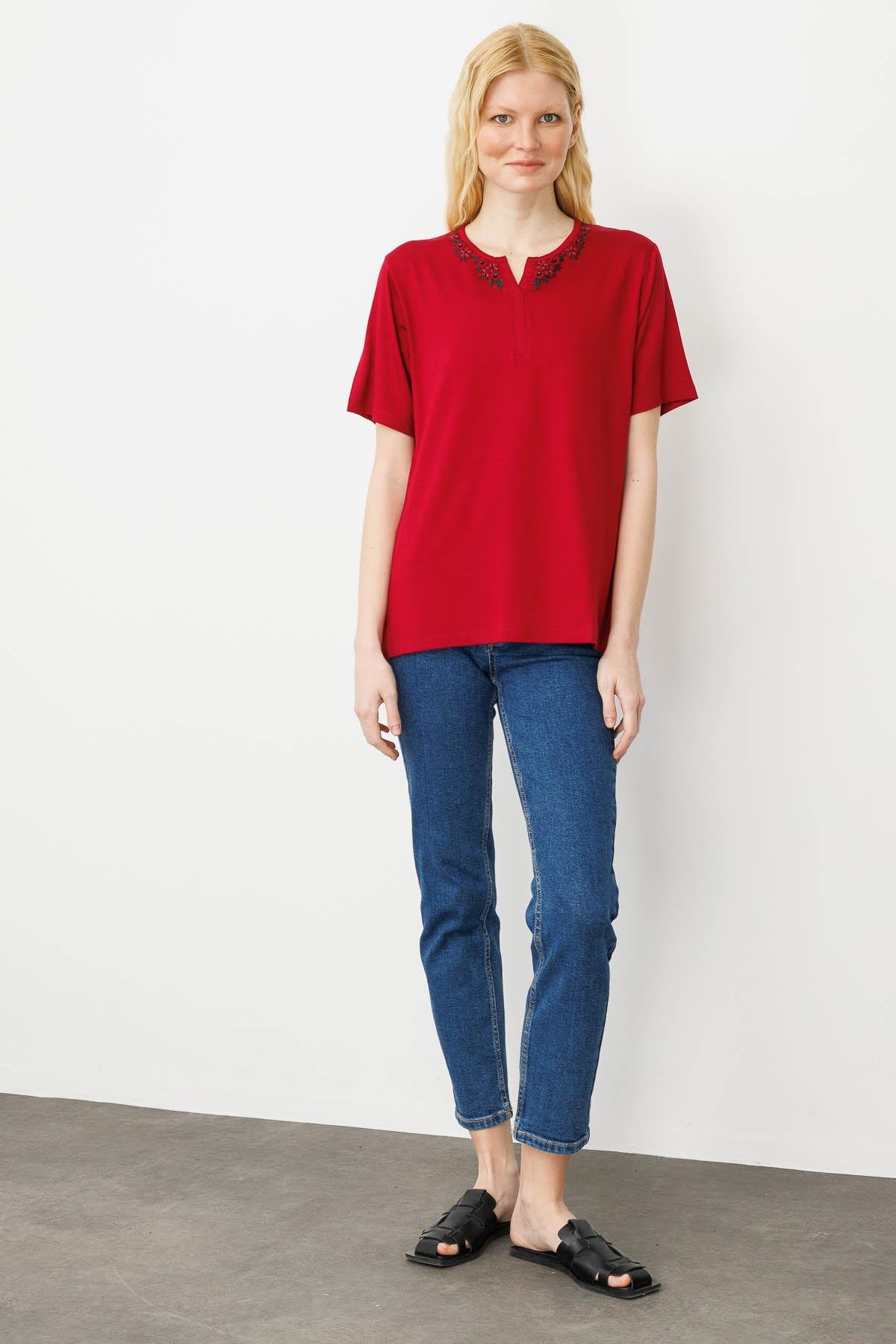 24751Kadın Açma Yaka Dantel Çiçek İşlemeli Penye T-Shirt Bordo