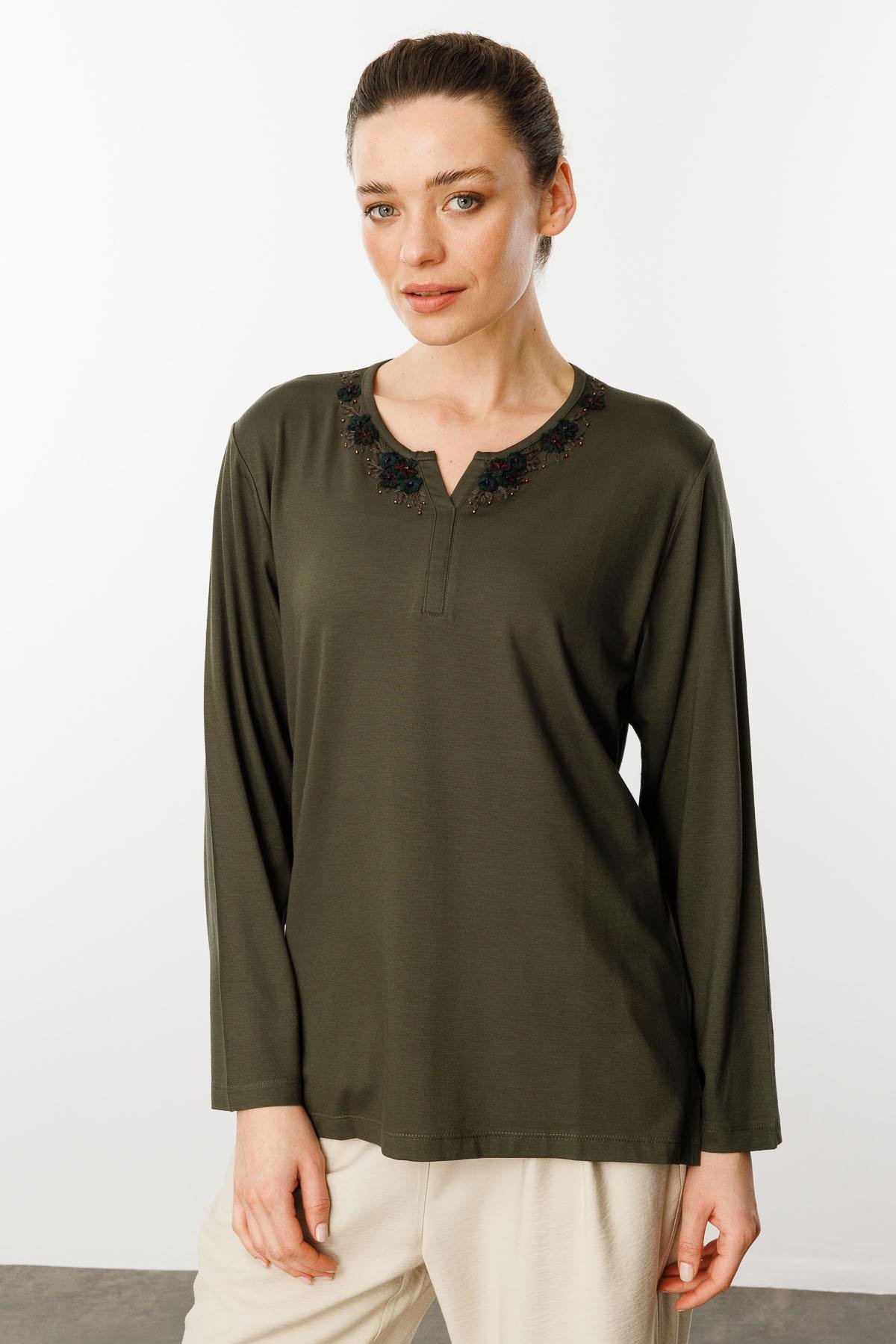 24753Kadın Açma Yaka Dantel Çiçek İşlemeli Penye Bluz Haki