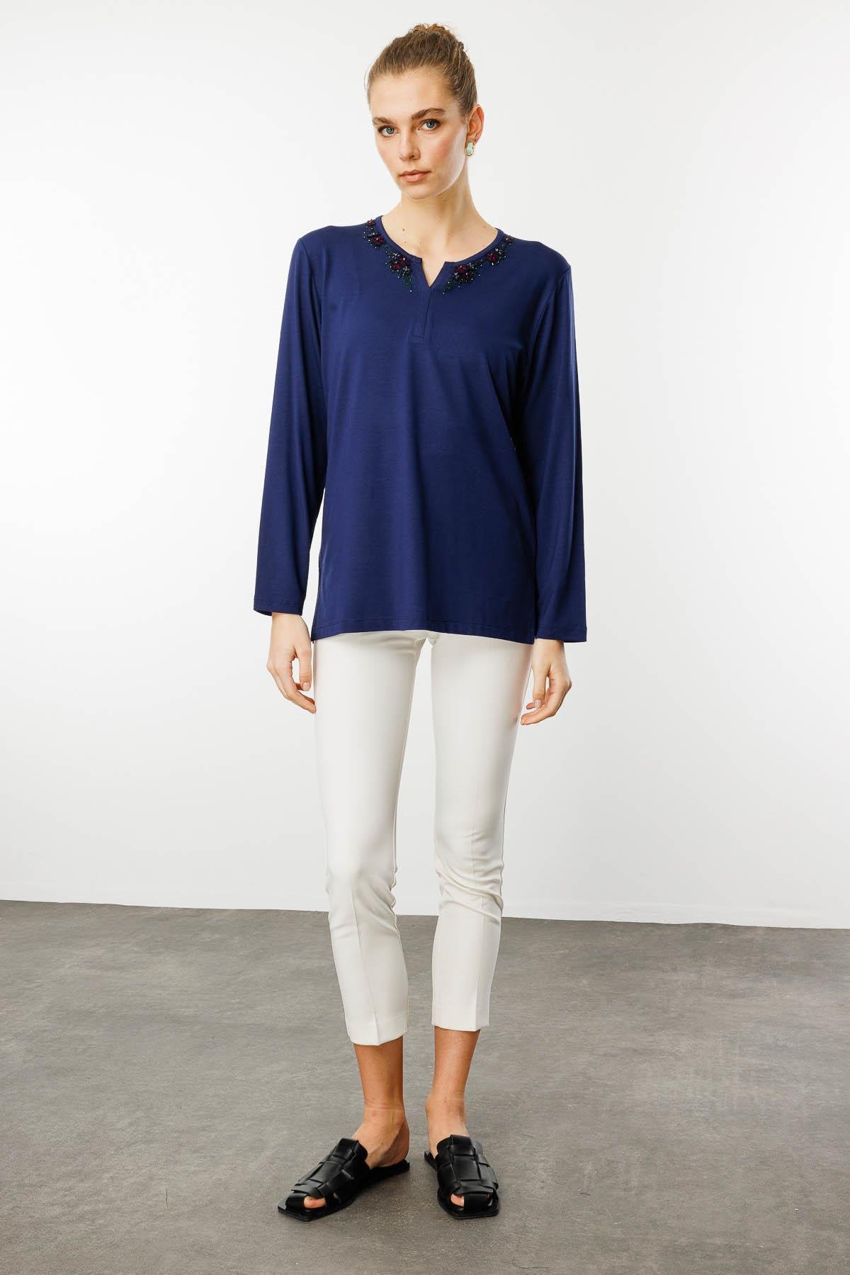 24753Kadın Açma Yaka Dantel Çiçek İşlemeli Penye Bluz Lacivert