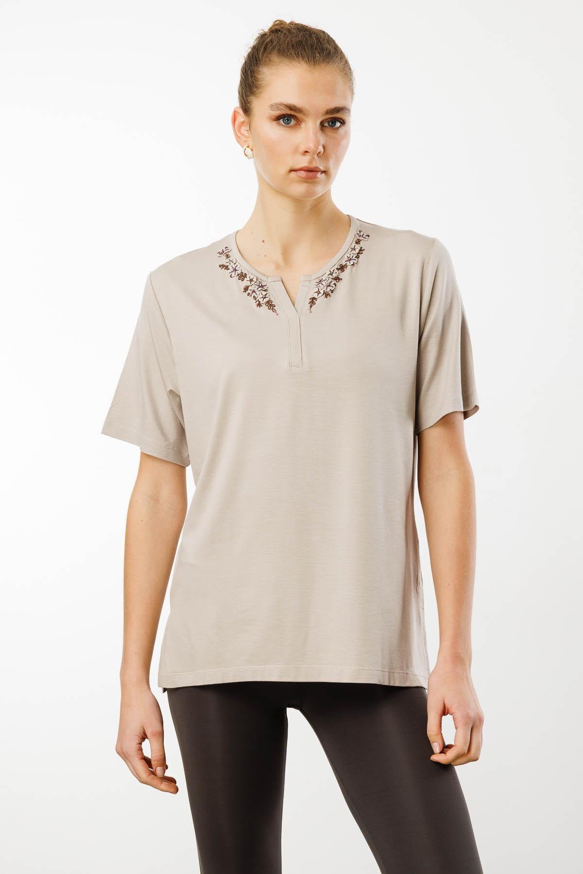 24751Kadın Açma Yaka Dantel Çiçek İşlemeli Penye T-Shirt Bej