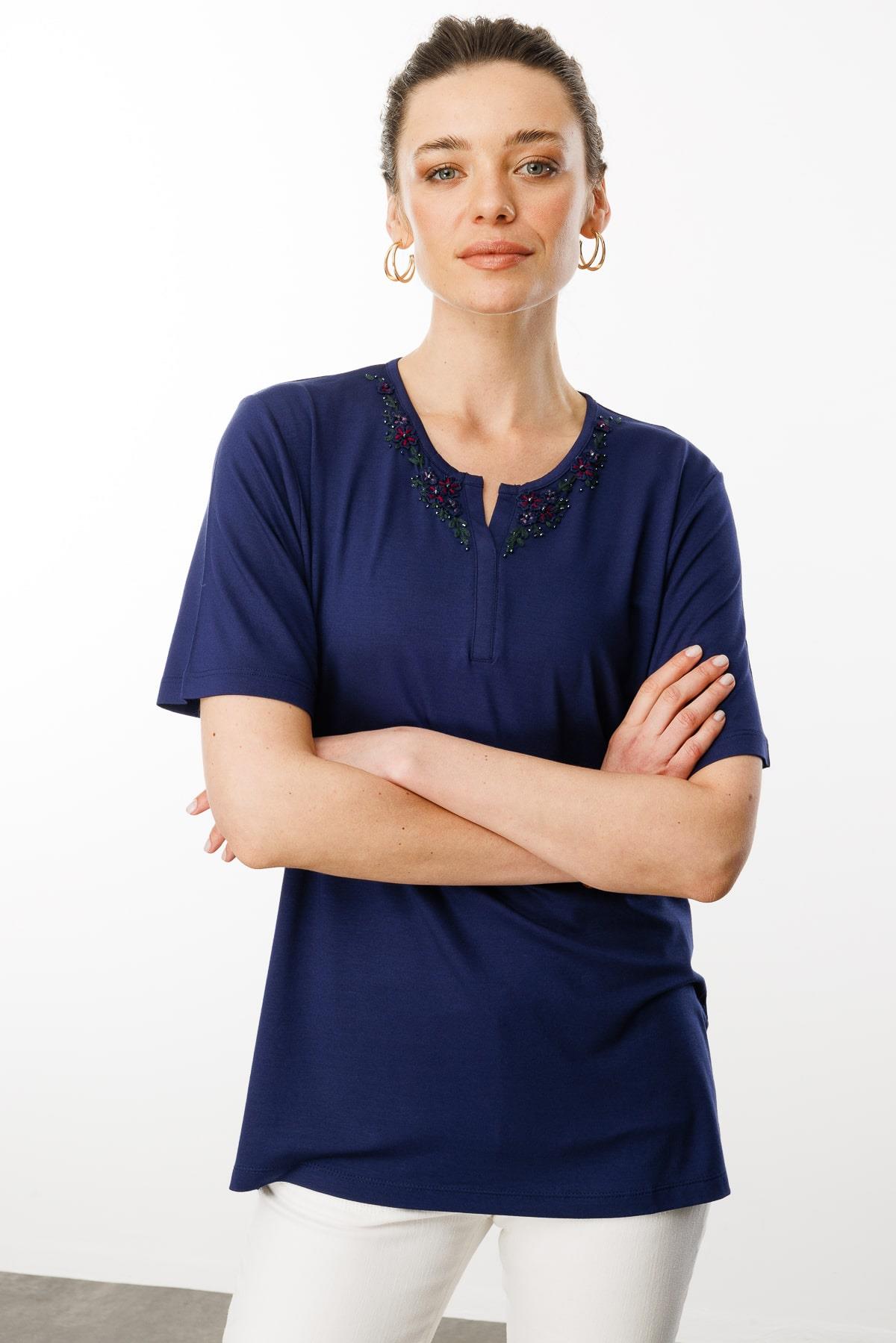 24751Kadın Açma Yaka Dantel Çiçek İşlemeli Penye T-Shirt Lacivert