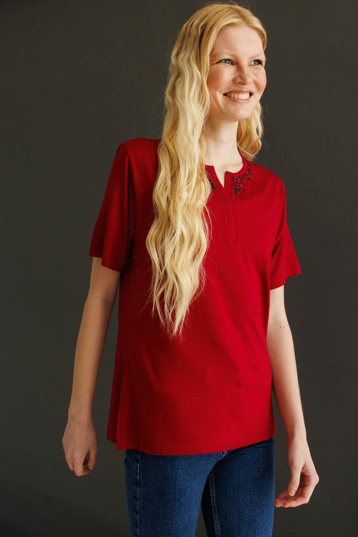 24751Kadın Açma Yaka Dantel Çiçek İşlemeli Penye T-Shirt Bordo