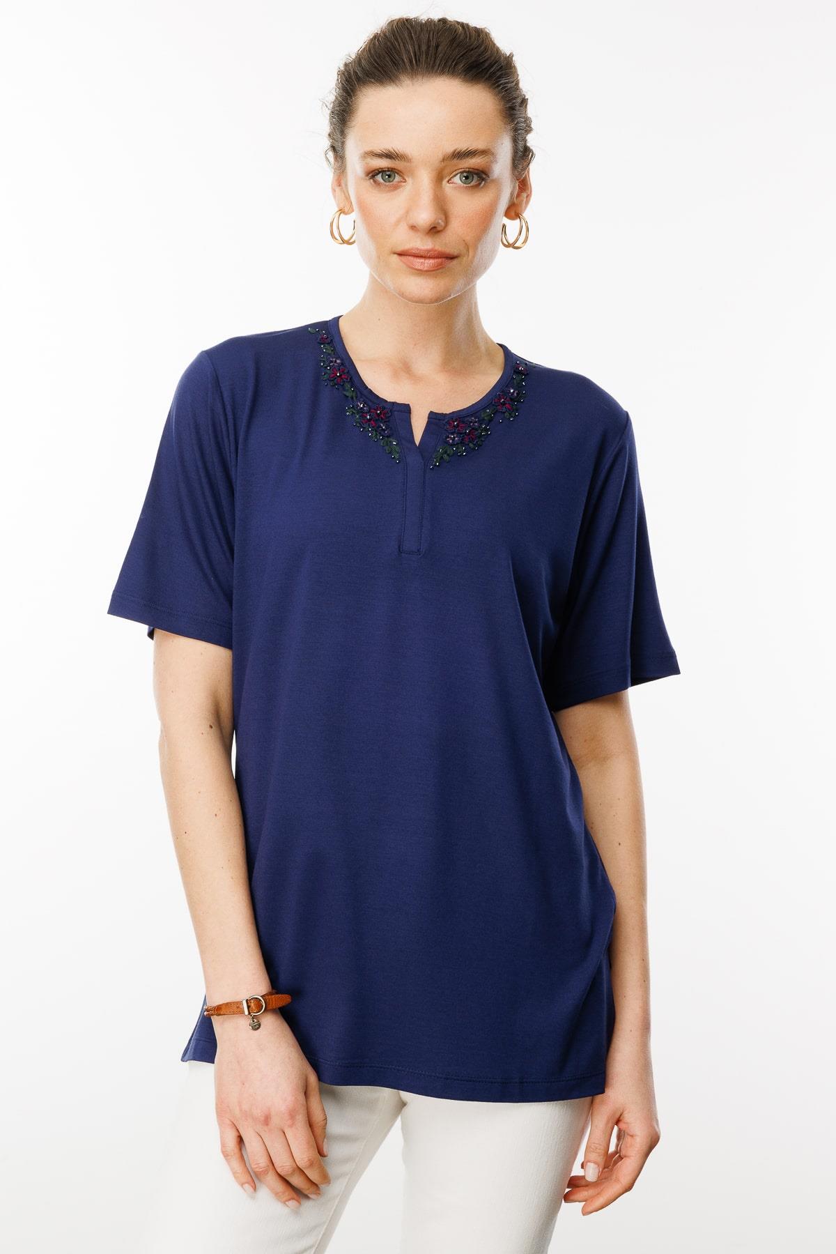 24751Kadın Açma Yaka Dantel Çiçek İşlemeli Penye T-Shirt Lacivert