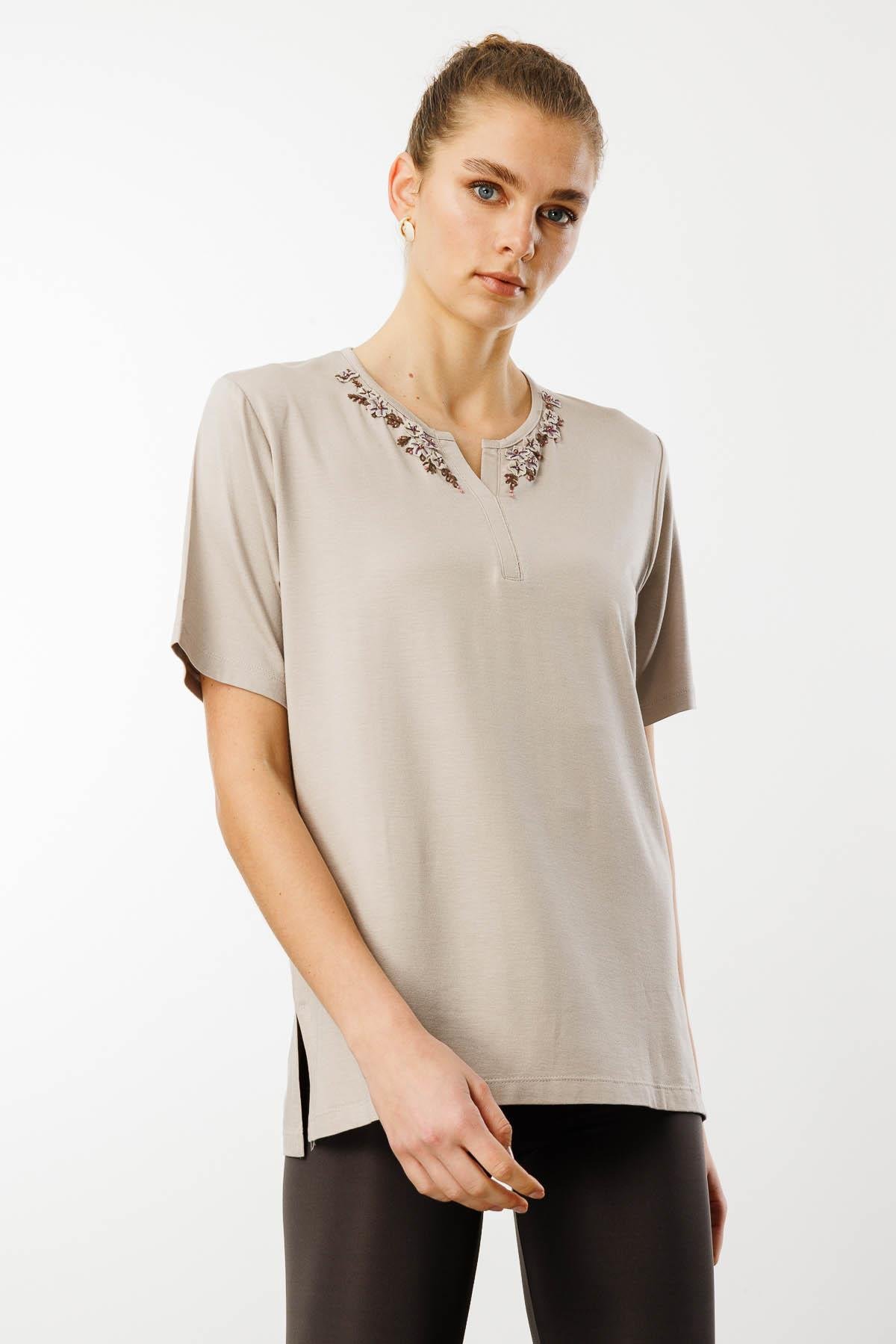 24751Kadın Açma Yaka Dantel Çiçek İşlemeli Penye T-Shirt Bej