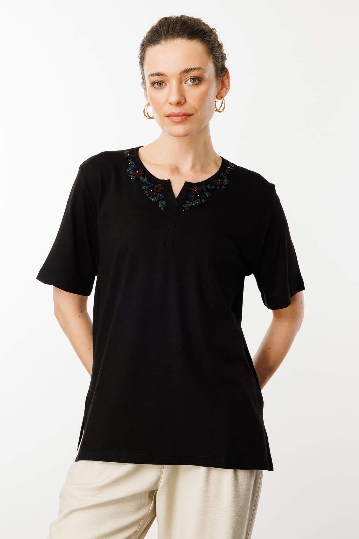 24751Kadın Açma Yaka Dantel Çiçek İşlemeli Penye T-Shirt Siyah