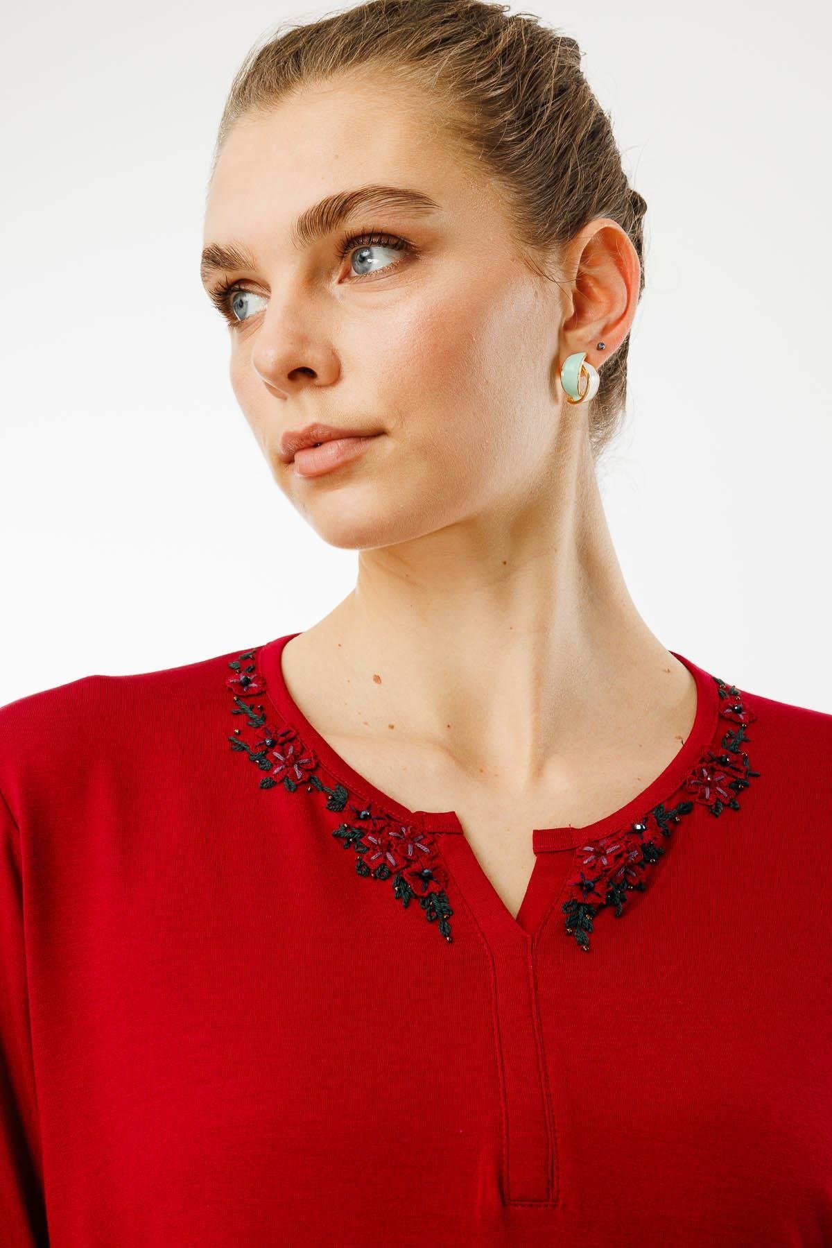 24753Kadın Açma Yaka Dantel Çiçek İşlemeli Penye Bluz Bordo