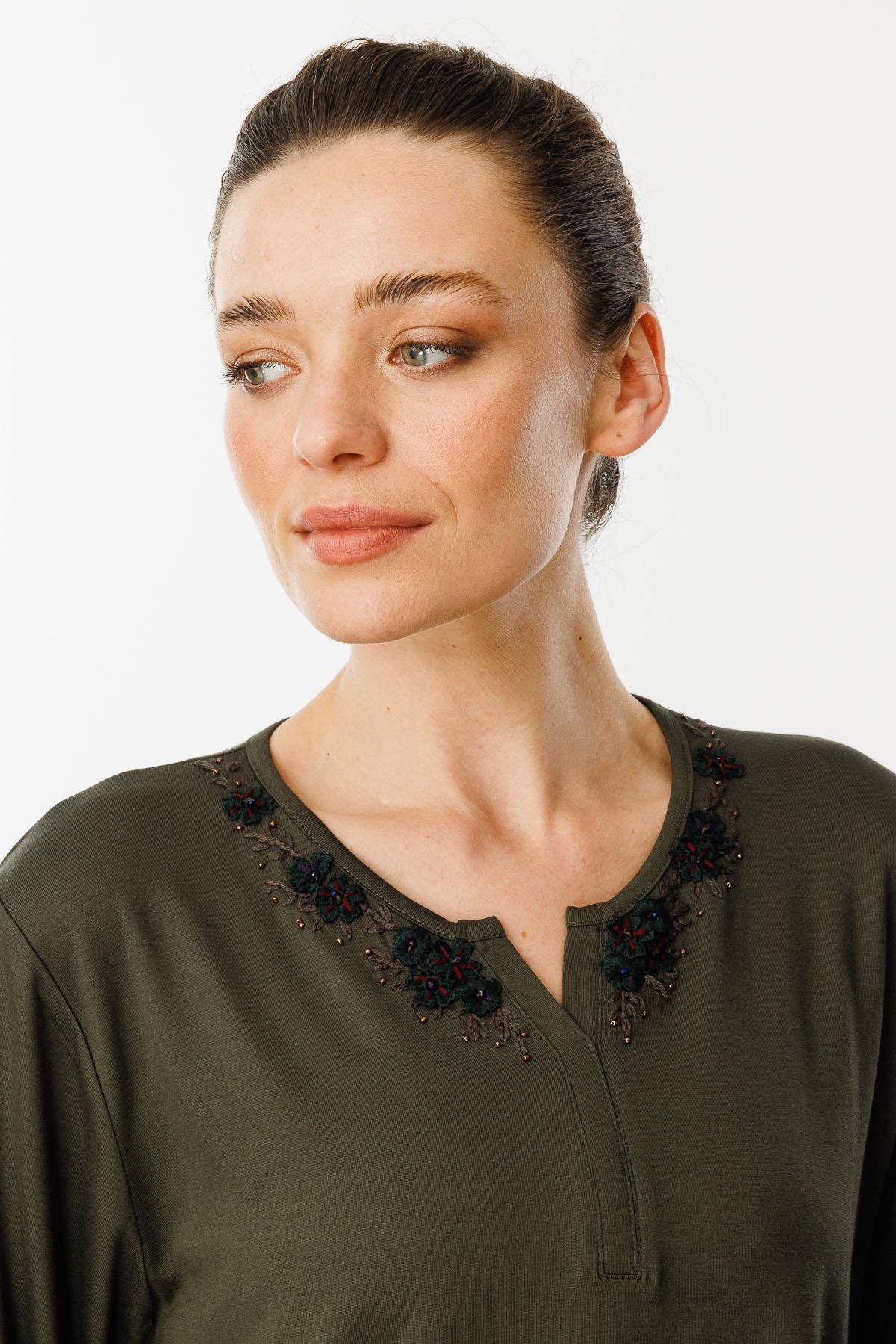 24753Kadın Açma Yaka Dantel Çiçek İşlemeli Penye Bluz Haki