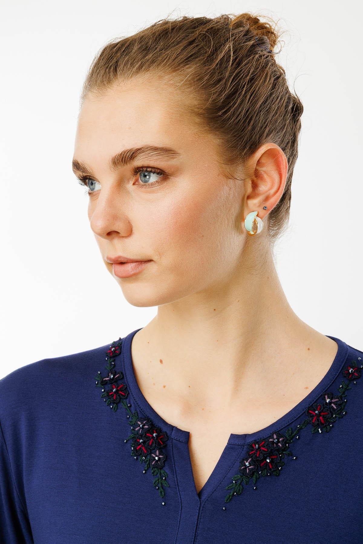 24753Kadın Açma Yaka Dantel Çiçek İşlemeli Penye Bluz Lacivert