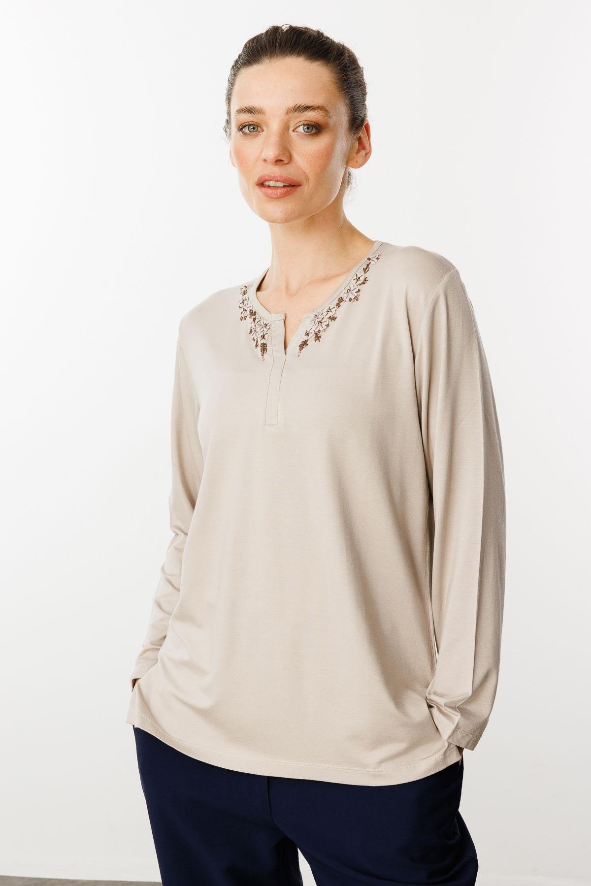 24753Kadın Açma Yaka Dantel Çiçek İşlemeli Penye Bluz Bej