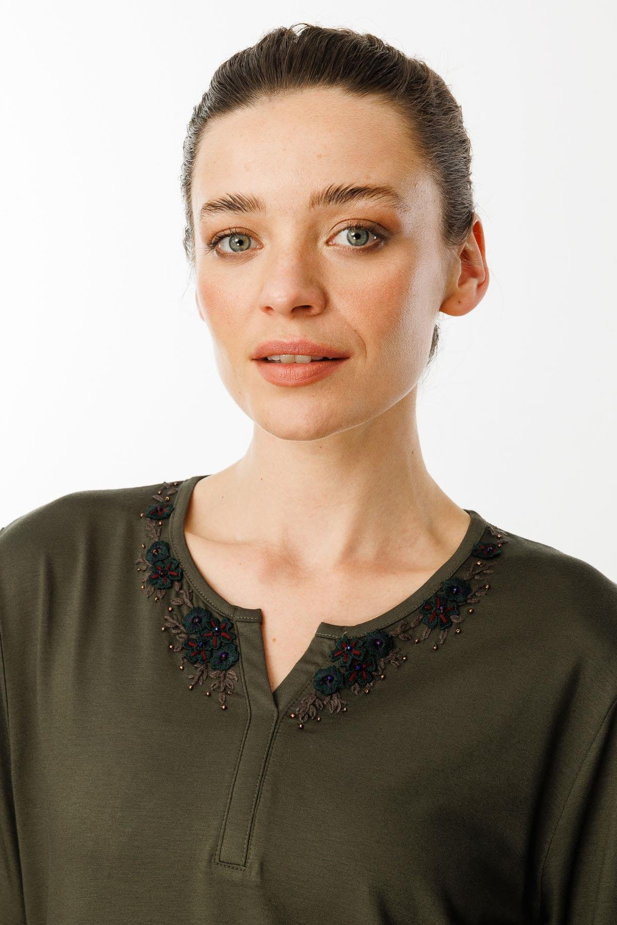 24751Kadın Açma Yaka Dantel Çiçek İşlemeli Penye T-Shirt Haki