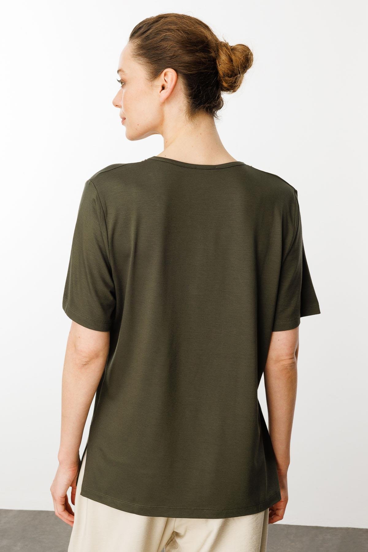 24751Kadın Açma Yaka Dantel Çiçek İşlemeli Penye T-Shirt Haki