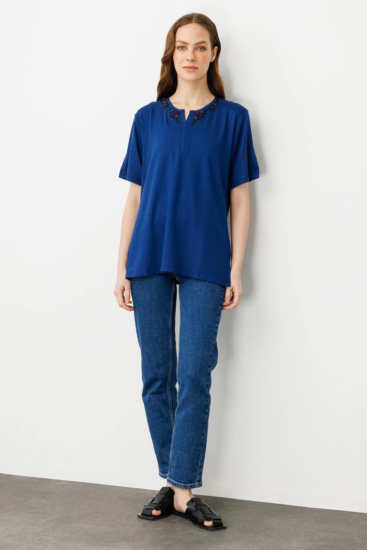 24751Kadın Açma Yaka Dantel Çiçek İşlemeli Penye T-Shirt İndigo