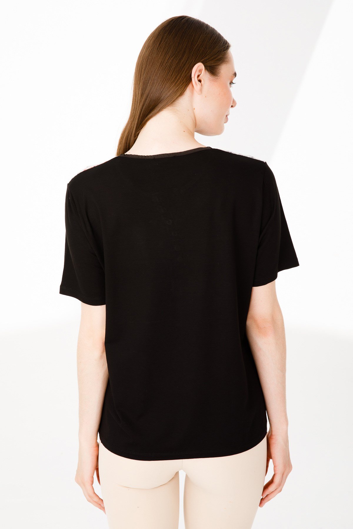 KADIN AÇMA YAKA KISA KOL DESENLİ PENYE BLUZ SİYAH