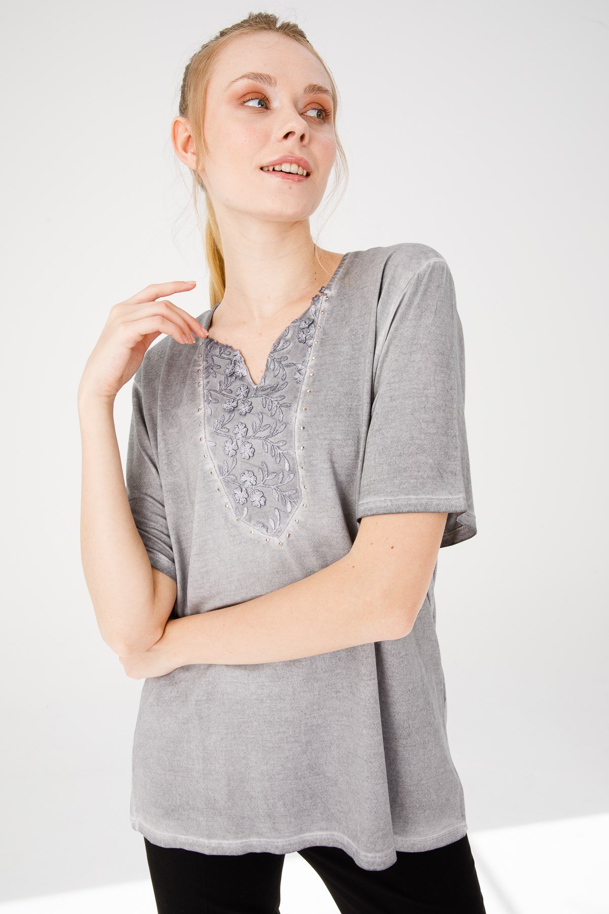 KADIN AÇMA YAKA KISA KOL GÜPÜRLÜ PENYE BLUZ GRİ