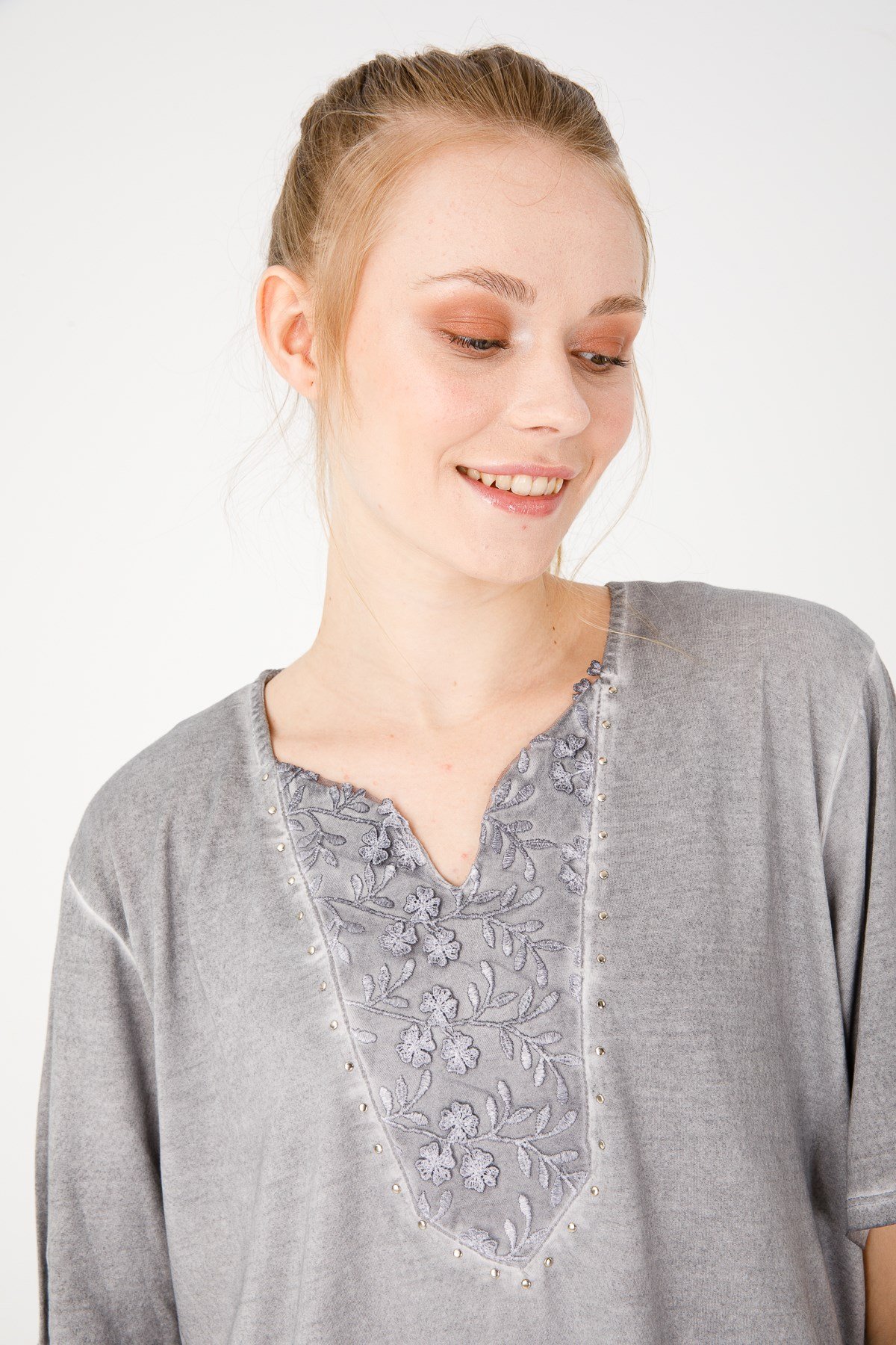 KADIN AÇMA YAKA KISA KOL GÜPÜRLÜ PENYE BLUZ GRİ