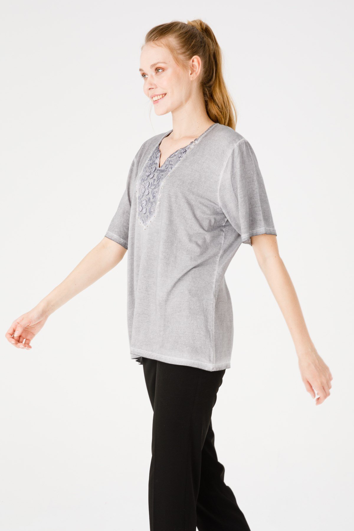 KADIN AÇMA YAKA KISA KOL GÜPÜRLÜ PENYE BLUZ GRİ