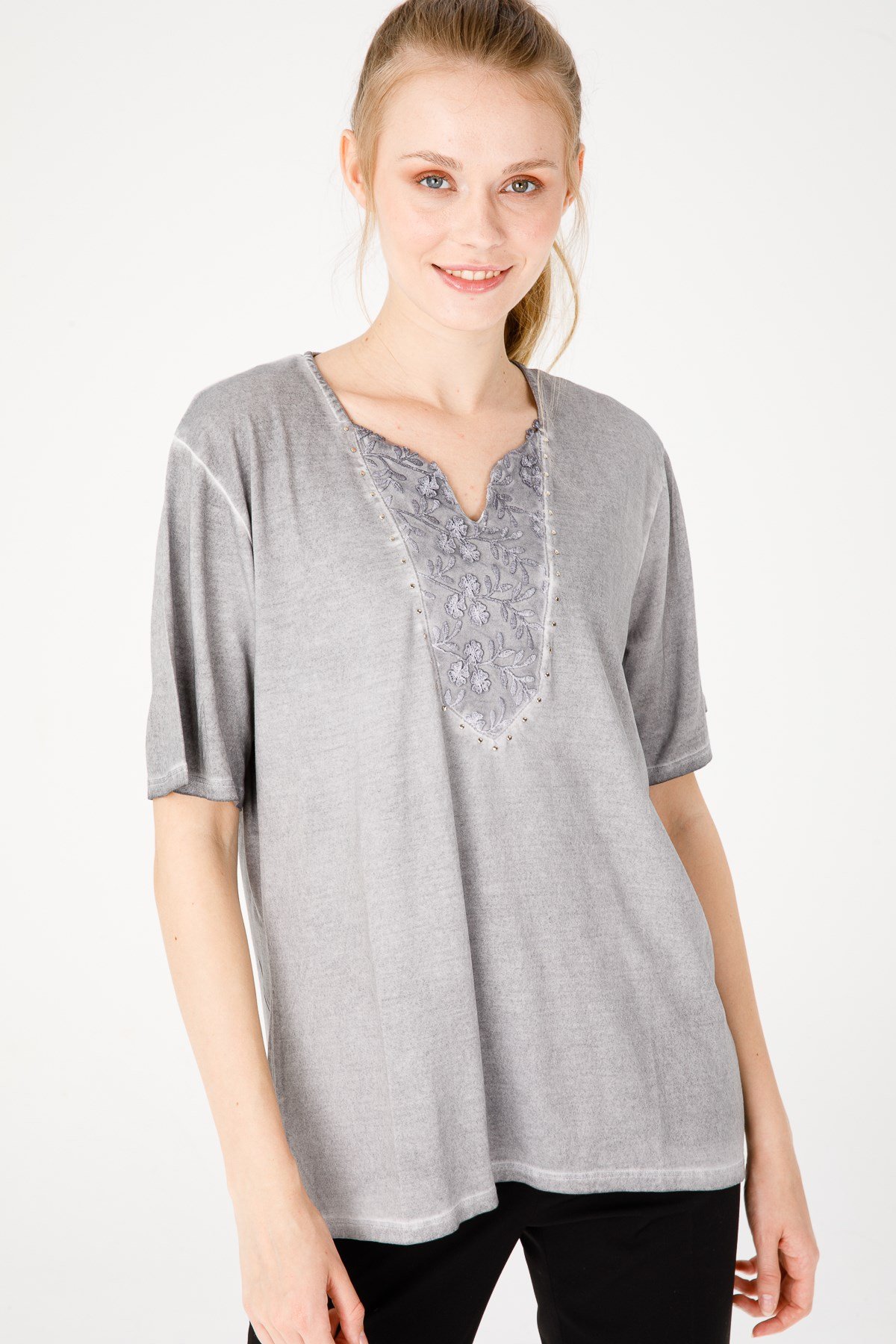 KADIN AÇMA YAKA KISA KOL GÜPÜRLÜ PENYE BLUZ GRİ
