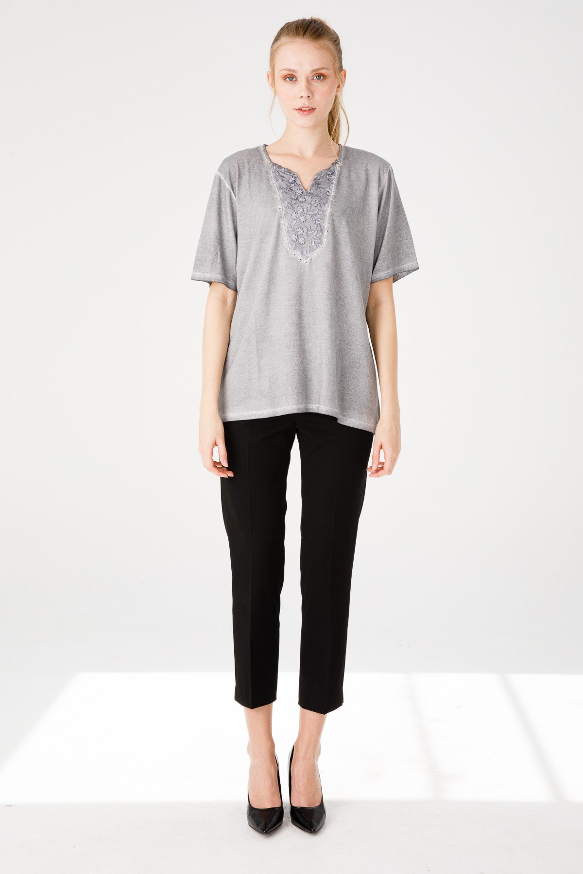 KADIN AÇMA YAKA KISA KOL GÜPÜRLÜ PENYE BLUZ GRİ