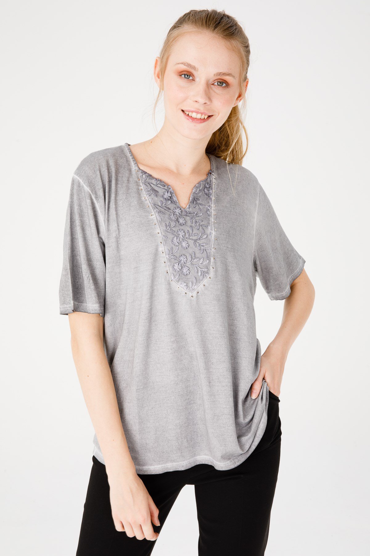 KADIN AÇMA YAKA KISA KOL GÜPÜRLÜ PENYE BLUZ GRİ