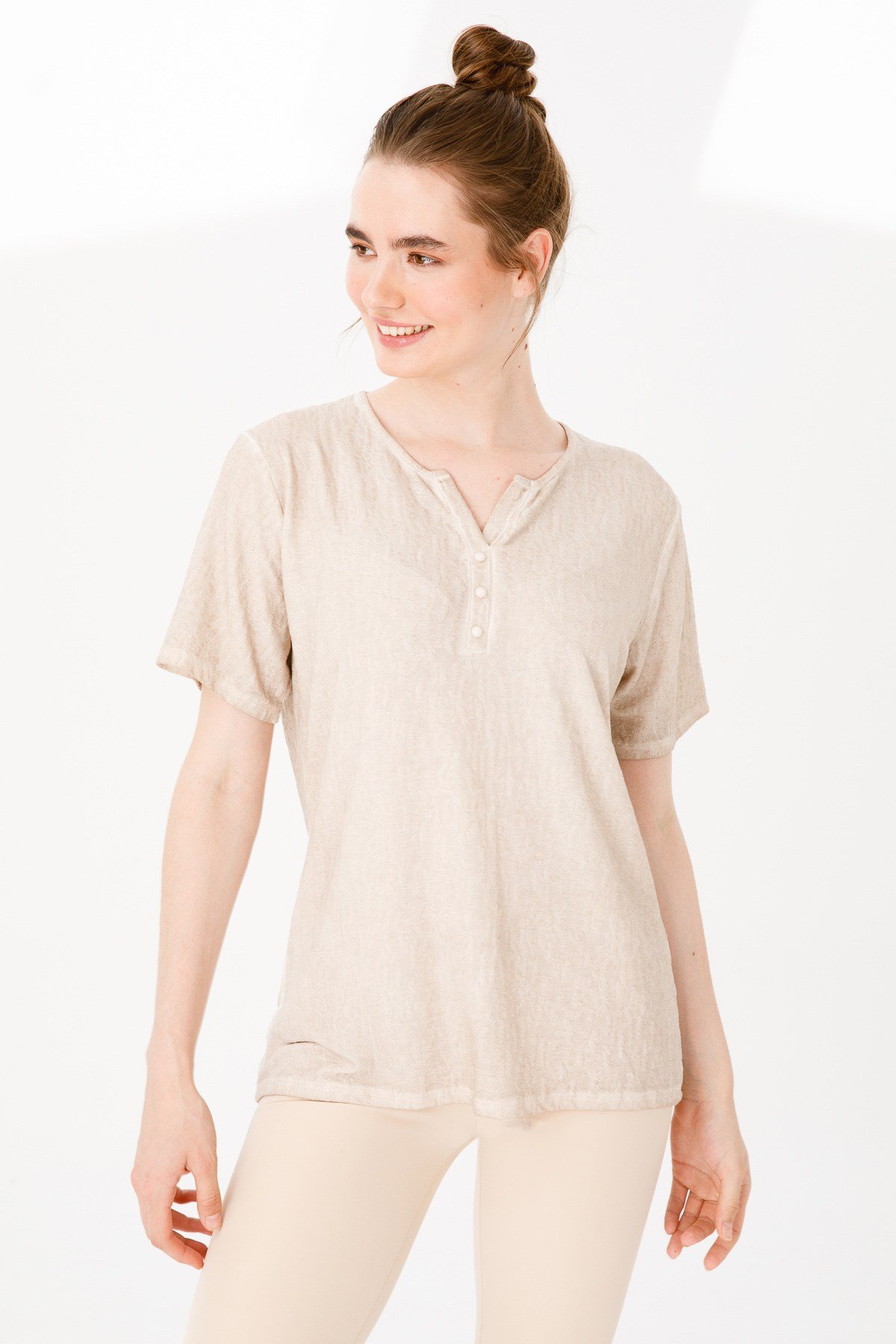 KADIN AÇMA YAKA KISA KOL JAKAR KUMAŞ BLUZ BEJ