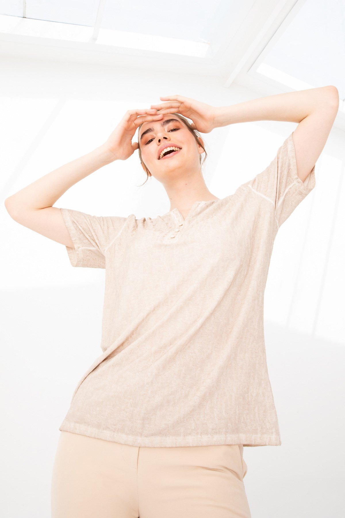 KADIN AÇMA YAKA KISA KOL JAKAR KUMAŞ BLUZ BEJ