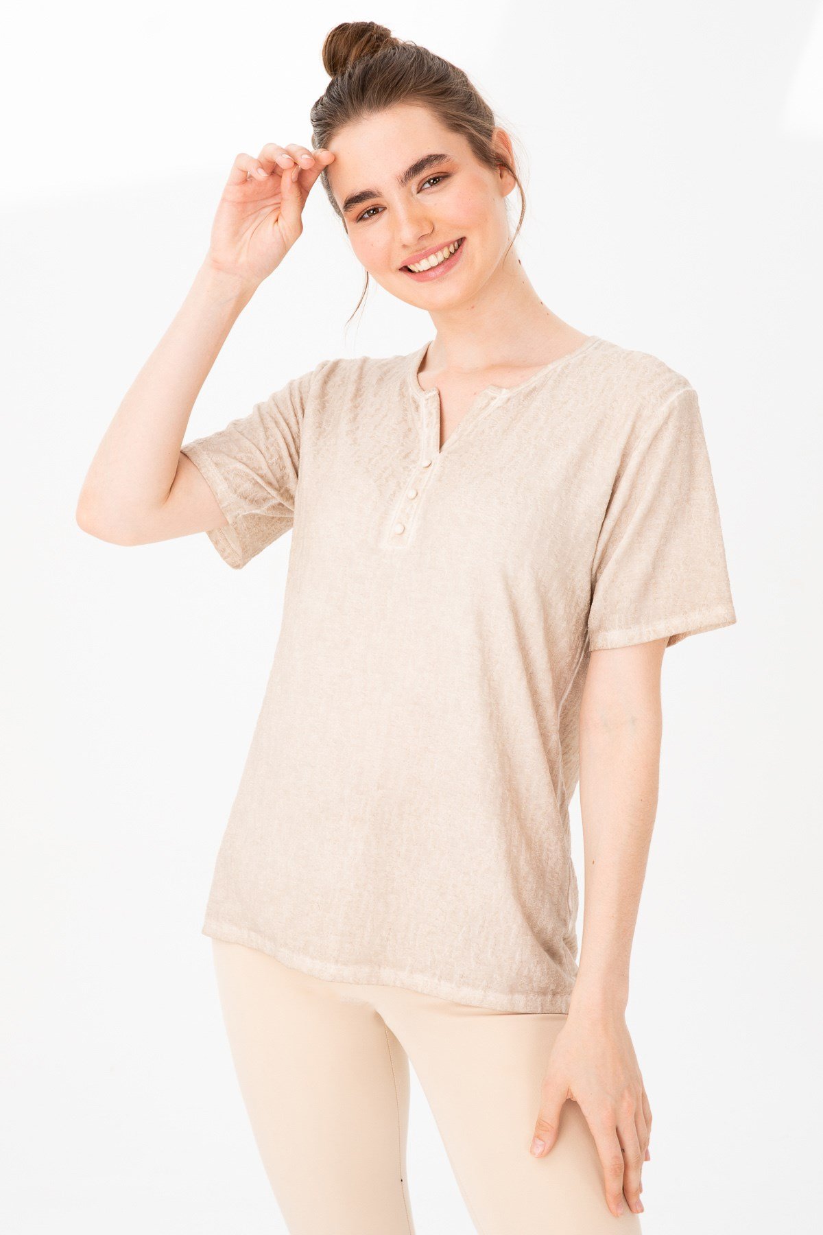 KADIN AÇMA YAKA KISA KOL JAKAR KUMAŞ BLUZ BEJ