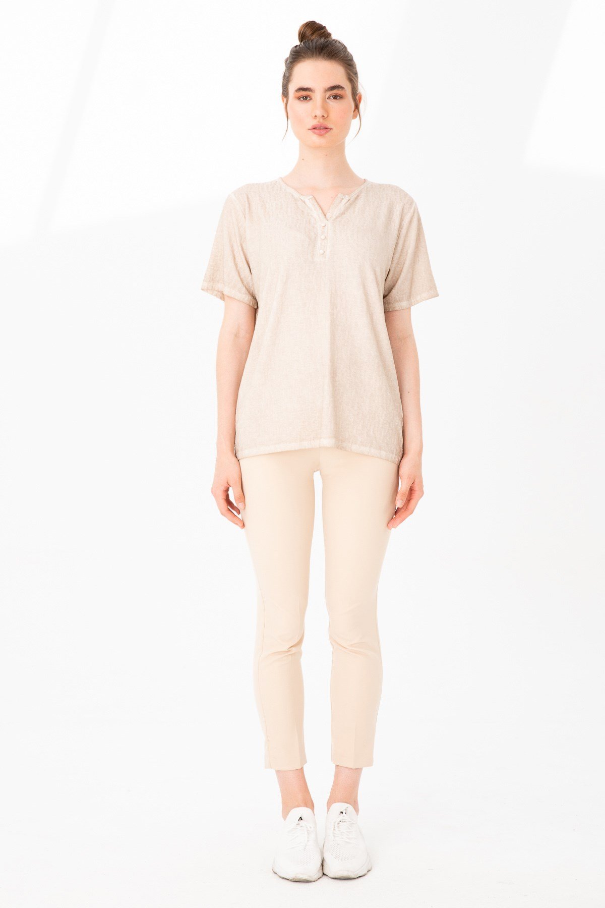 KADIN AÇMA YAKA KISA KOL JAKAR KUMAŞ BLUZ BEJ