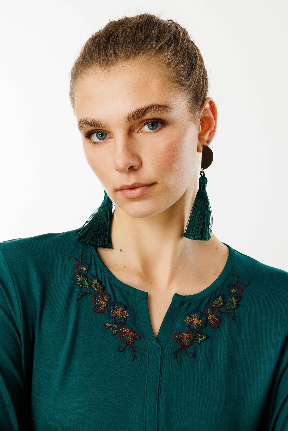 25701Kadın Açma Yaka Nakış İşlemeli Penye Bluz Yeşil