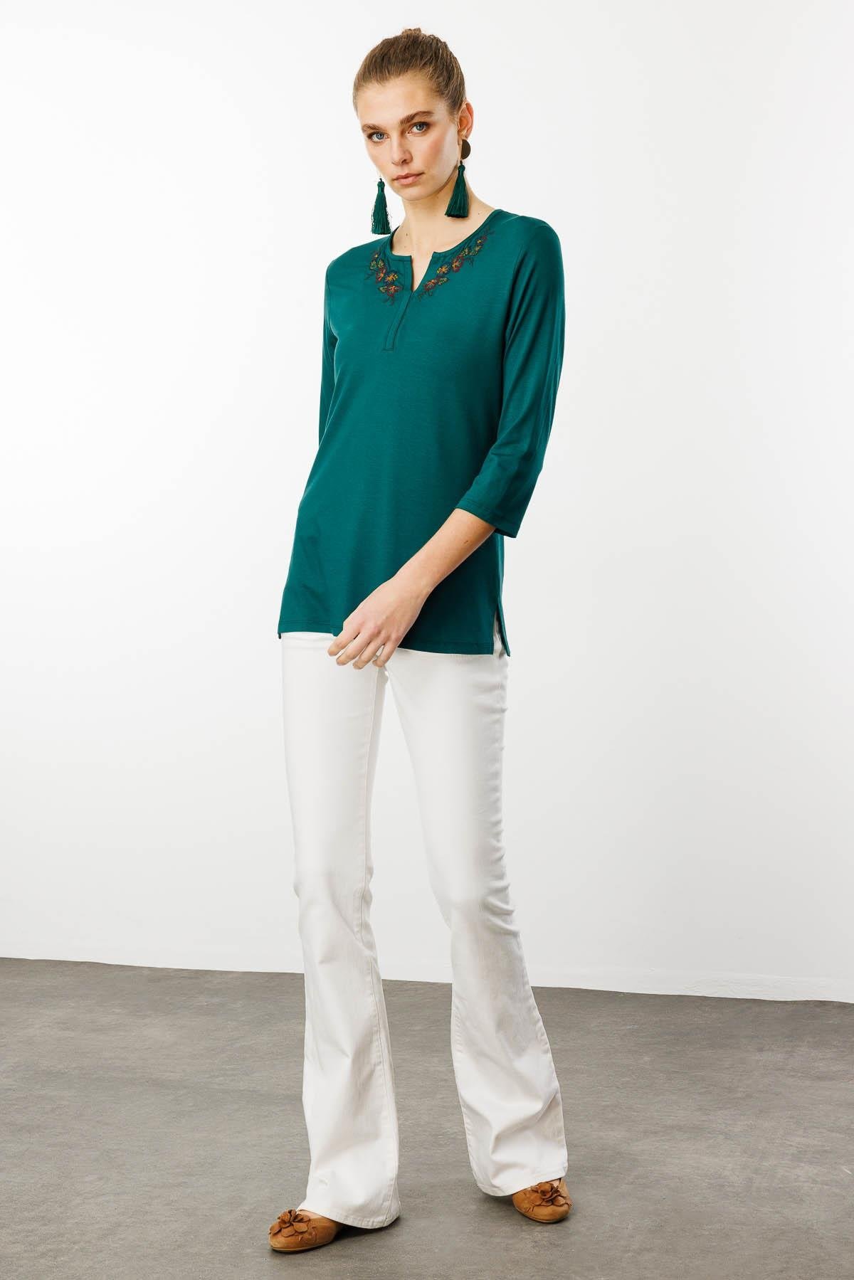 25701Kadın Açma Yaka Nakış İşlemeli Penye Bluz Yeşil