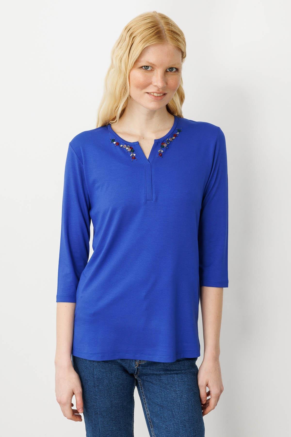 25704Kadın Açma Yaka Nakış İşlemeli Penye Bluz Saks