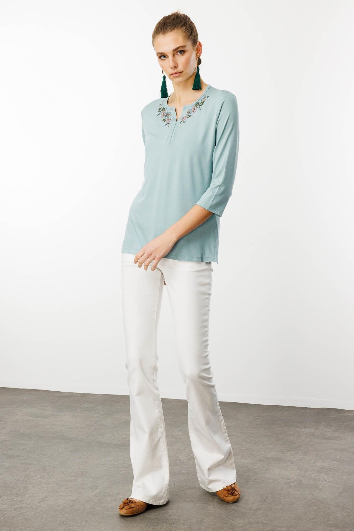 25701Kadın Açma Yaka Nakış İşlemeli Penye Bluz Mint