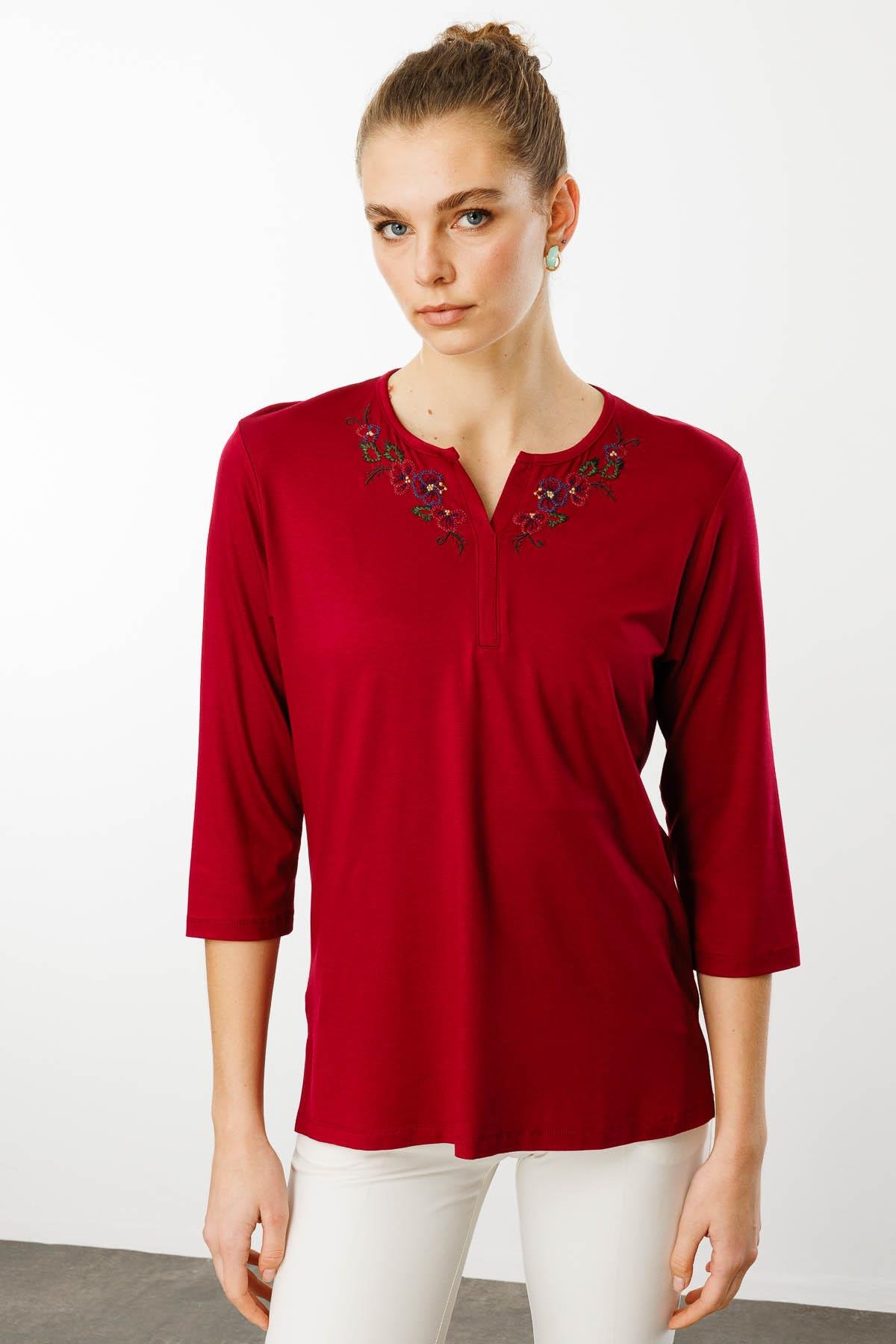 25701Kadın Açma Yaka Nakış İşlemeli Penye Bluz Vişne