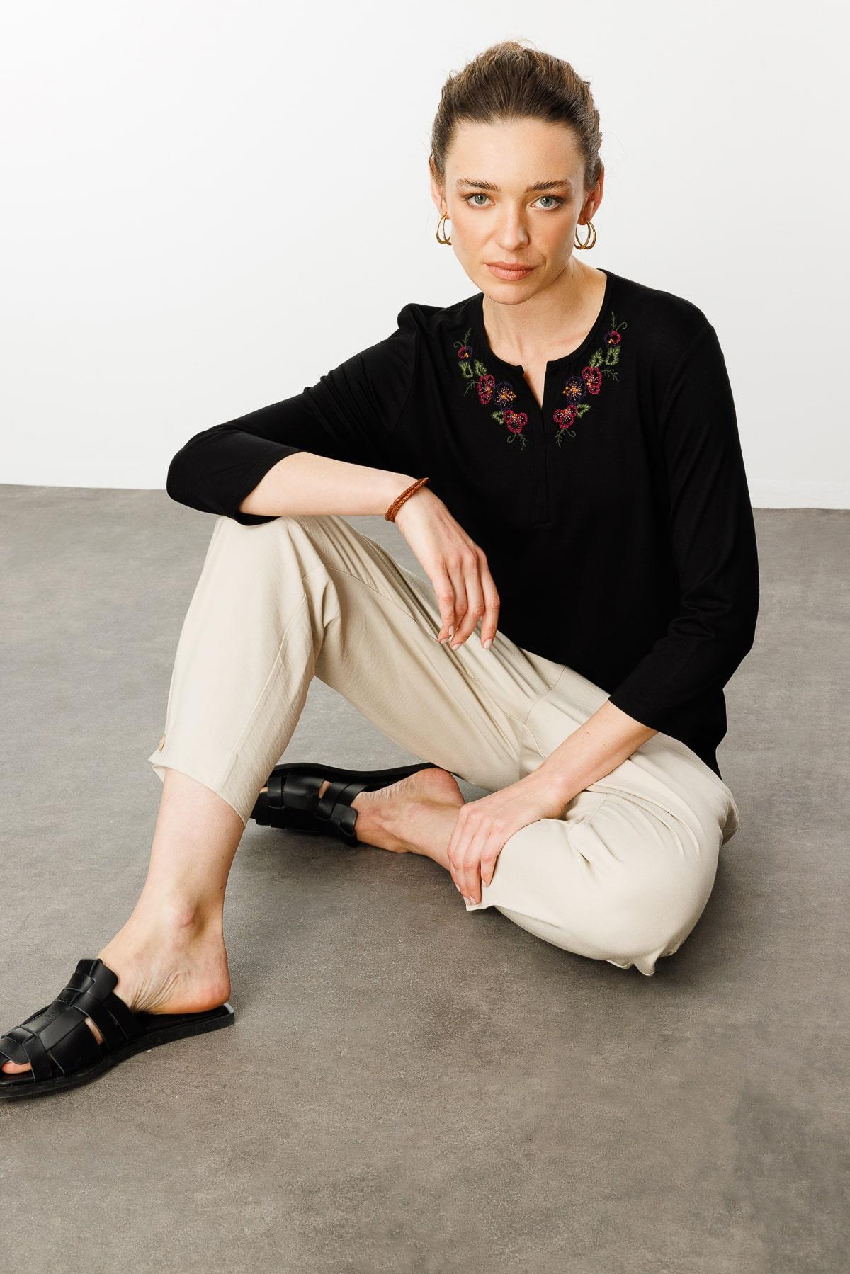 25701Kadın Açma Yaka Nakış İşlemeli Penye Bluz Siyah