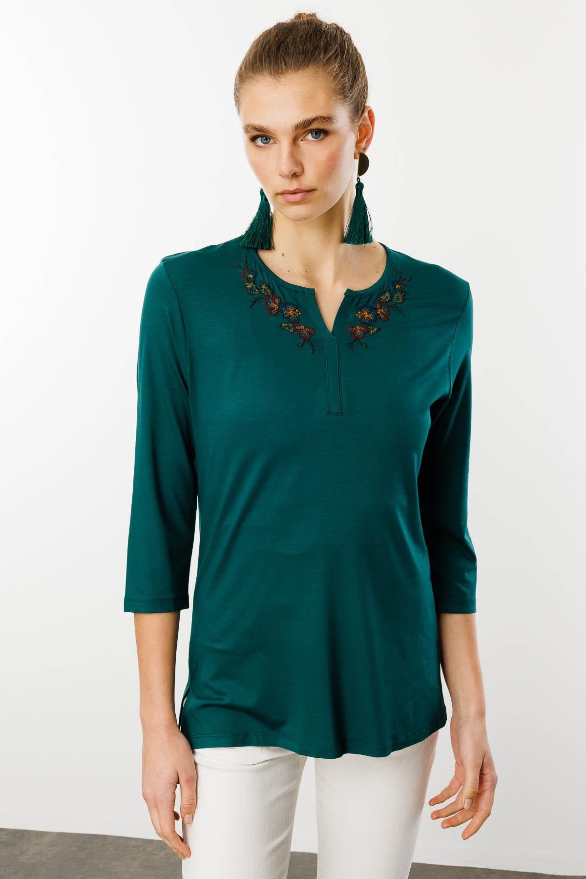 25701Kadın Açma Yaka Nakış İşlemeli Penye Bluz Yeşil