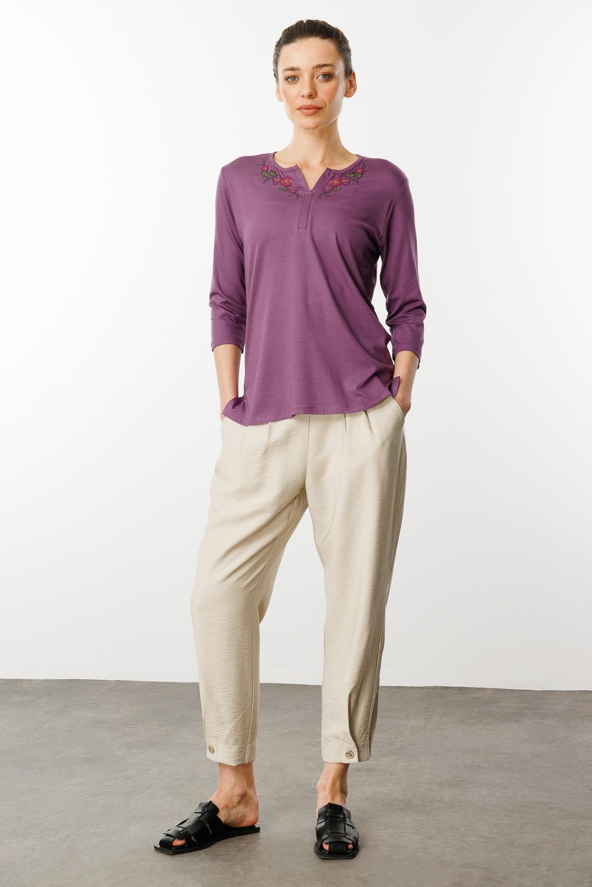 25701Kadın Açma Yaka Nakış İşlemeli Penye Bluz Lila