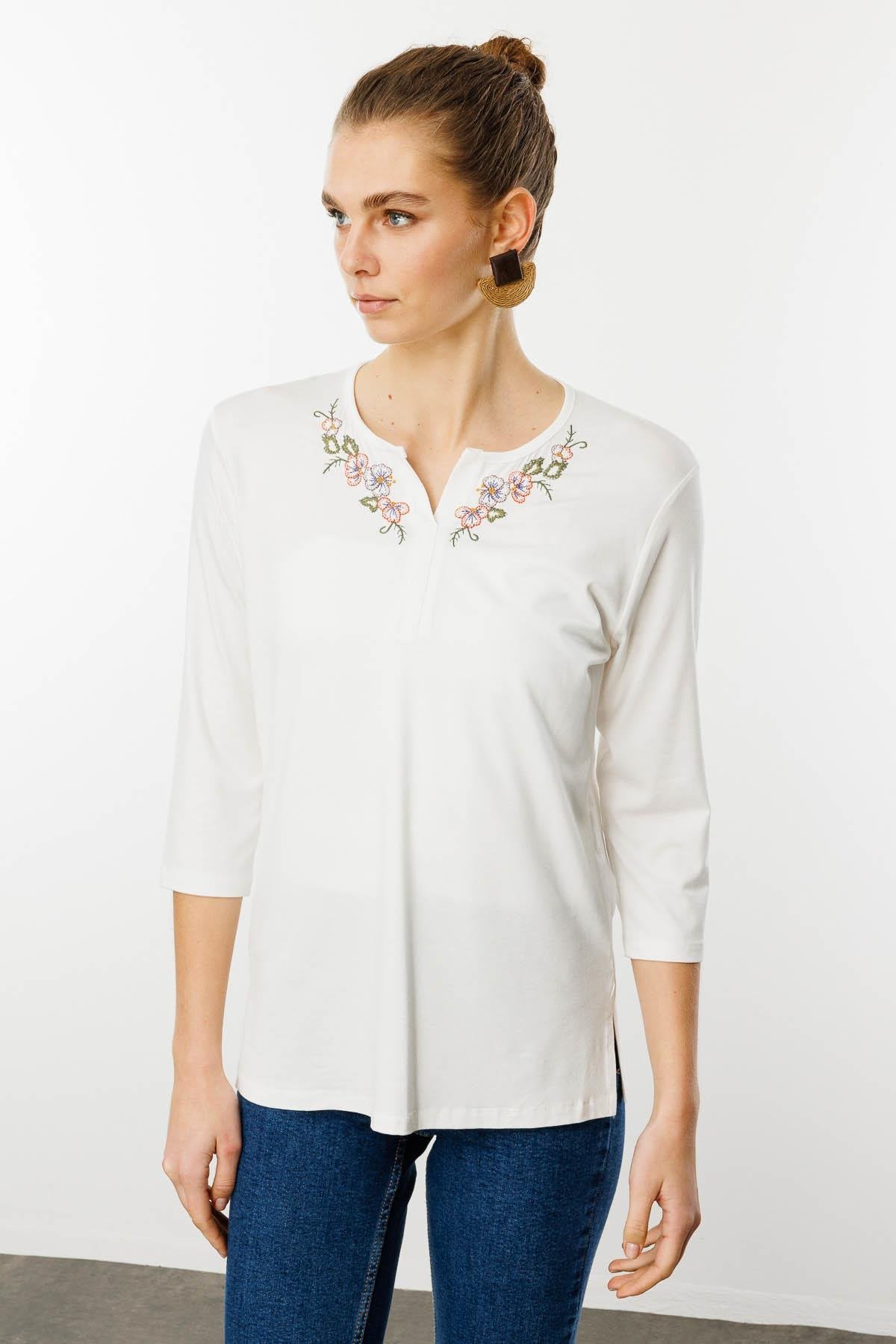 25701Kadın Açma Yaka Nakış İşlemeli Penye Bluz Ekru