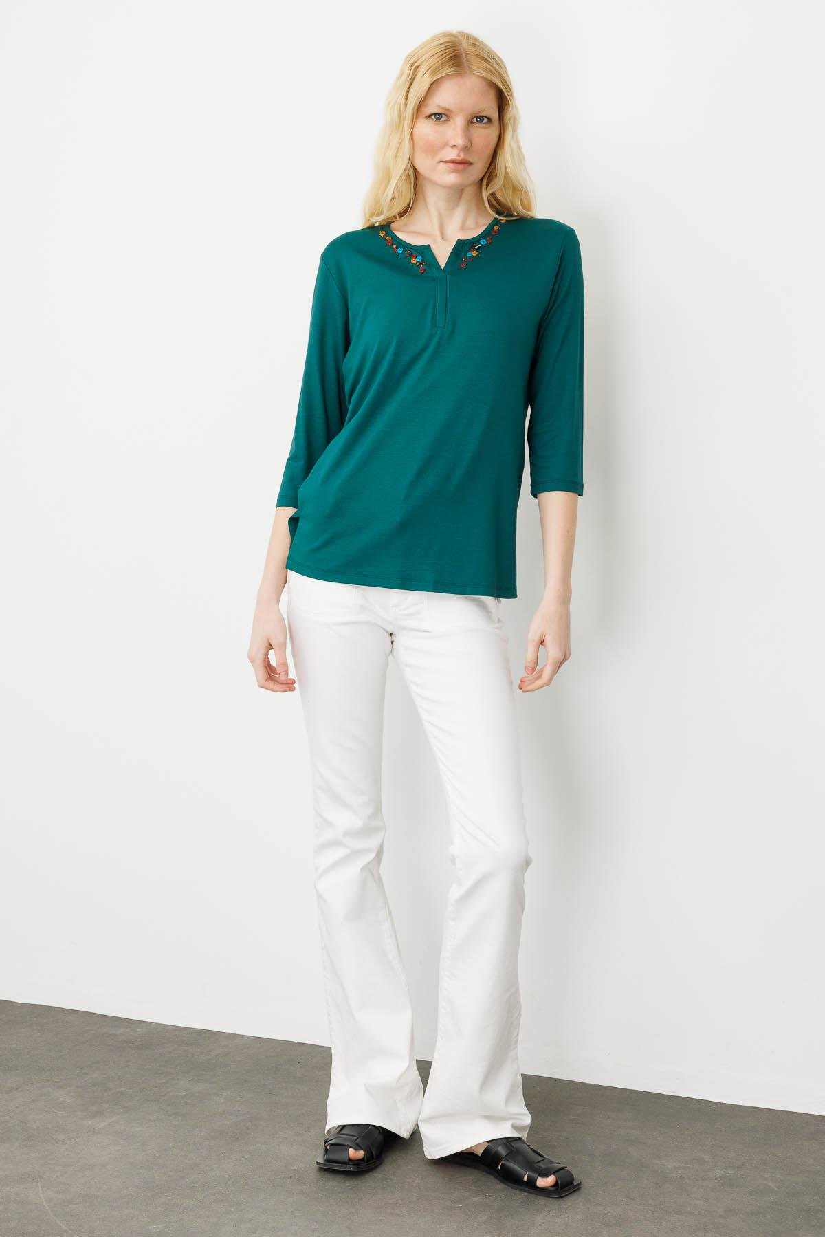 25704Kadın Açma Yaka Nakış İşlemeli Penye Bluz Yeşil