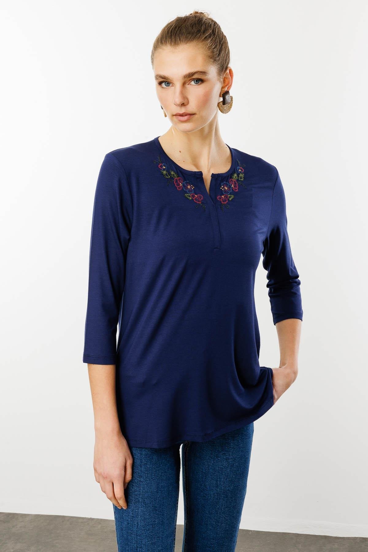 25701Kadın Açma Yaka Nakış İşlemeli Penye Bluz Lacivert