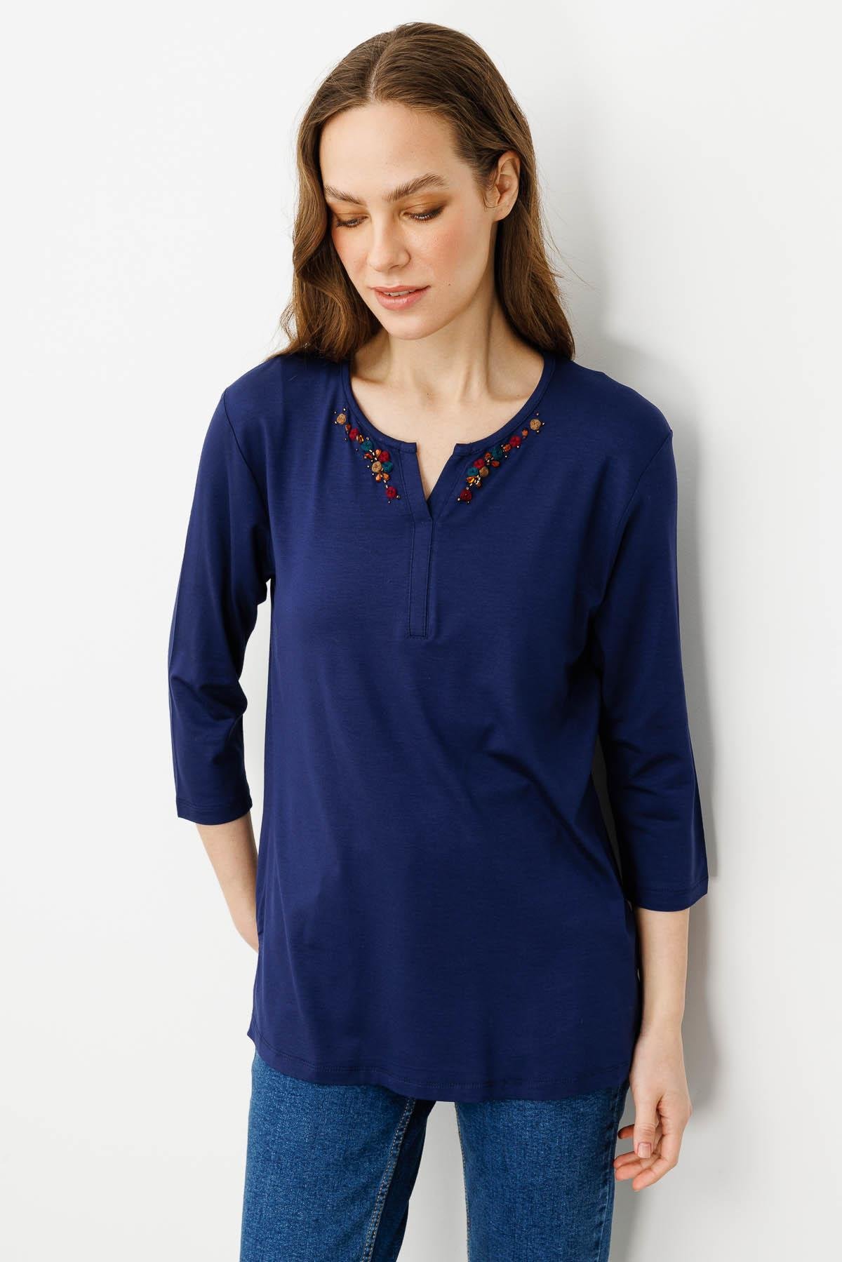 25704Kadın Açma Yaka Nakış İşlemeli Penye Bluz Lacivert